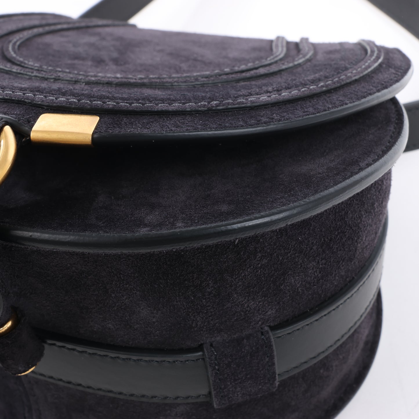 Chloe – Marcie – Mikro-Umhängetasche aus Wildleder in Schwarz