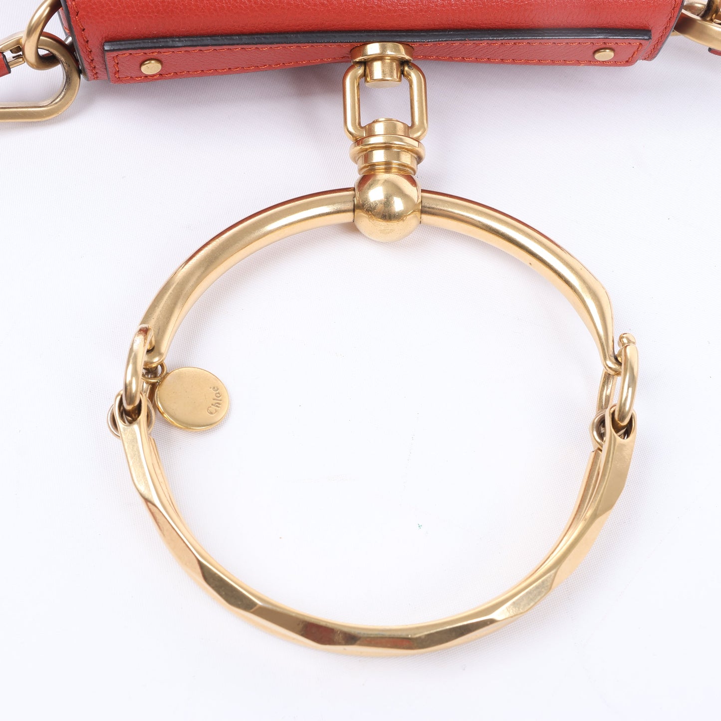 CHLOE – Kleine 2-Wege-Umhängetasche „Nile Bracelet“ aus rotem Leder