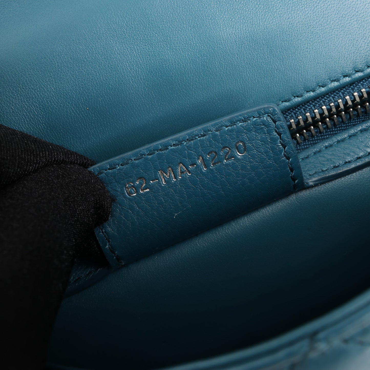Christian Dior – Caro – Schultertasche aus blauem Leder mit Kettenriemen