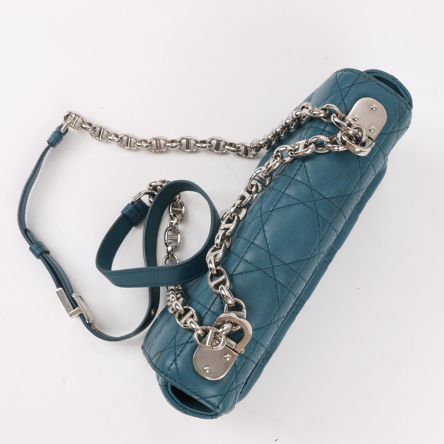 Christian Dior – Caro – Schultertasche aus blauem Leder mit Kettenriemen