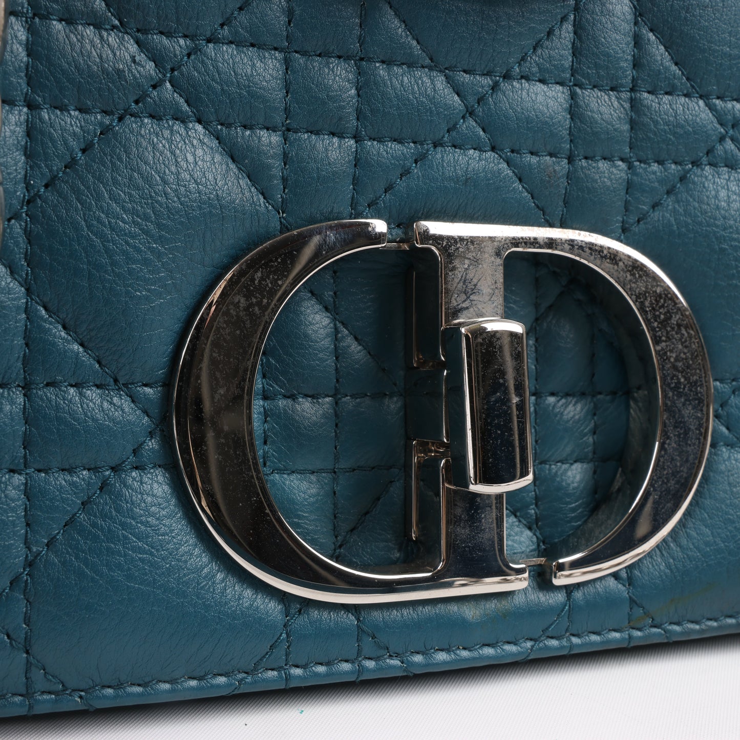 Christian Dior – Caro – Schultertasche aus blauem Leder mit Kettenriemen
