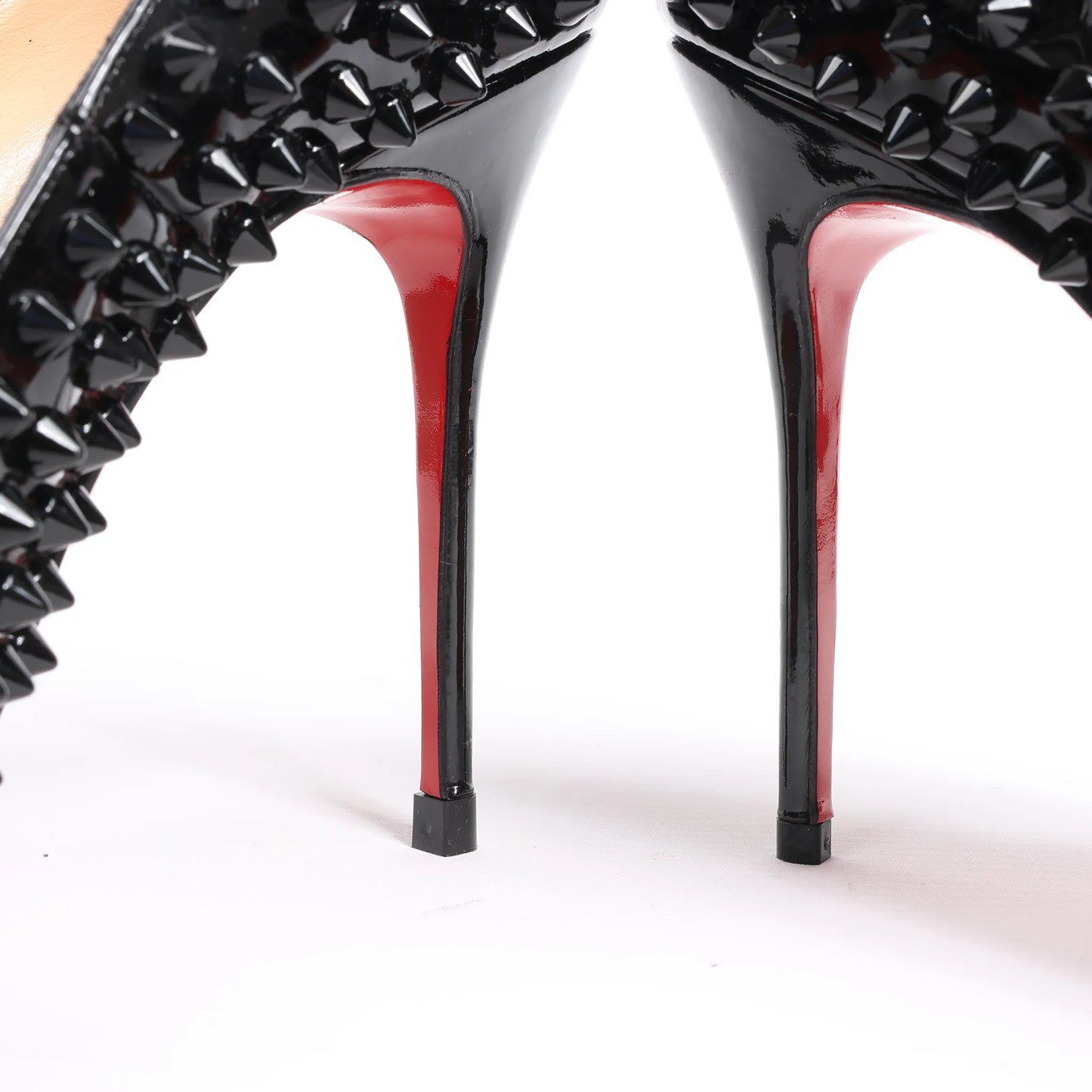 Christian Louboutin Spike Studs Lackleder-Pumps in Schwarz, Größe 38 EU