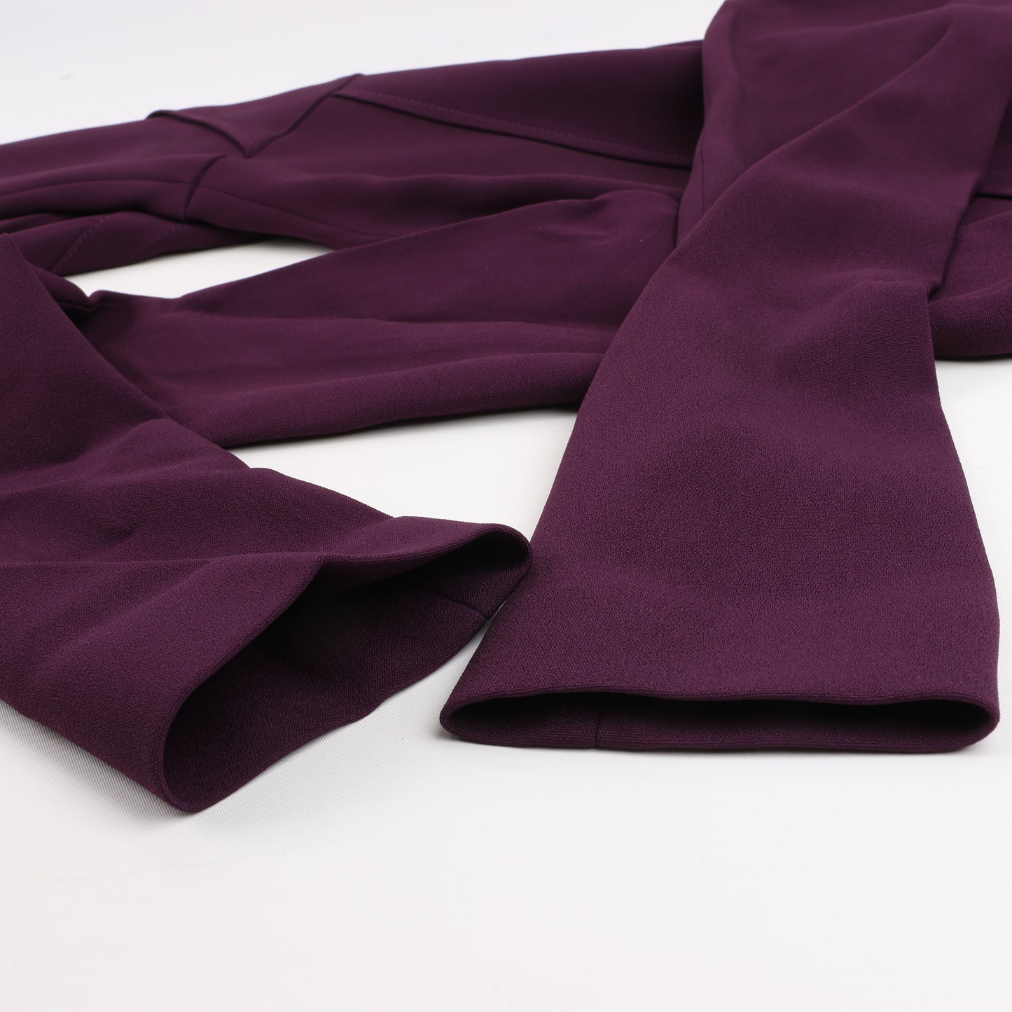 Roland Mouret – Figurbetontes Midikleid mit tiefem V-Ausschnitt in Pflaume – EU 34