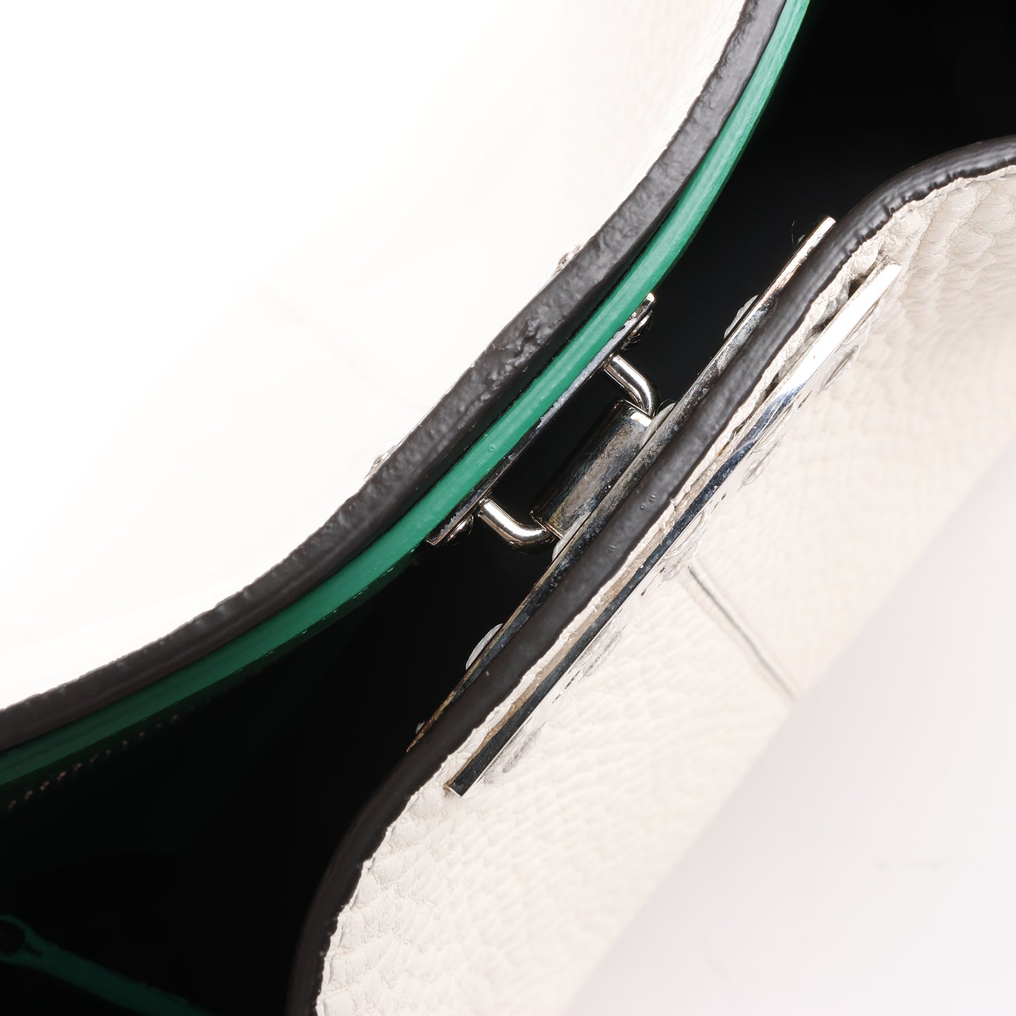 Fendi Peek-a-boo X-light Lederhandtasche in Weiß 7VA448
