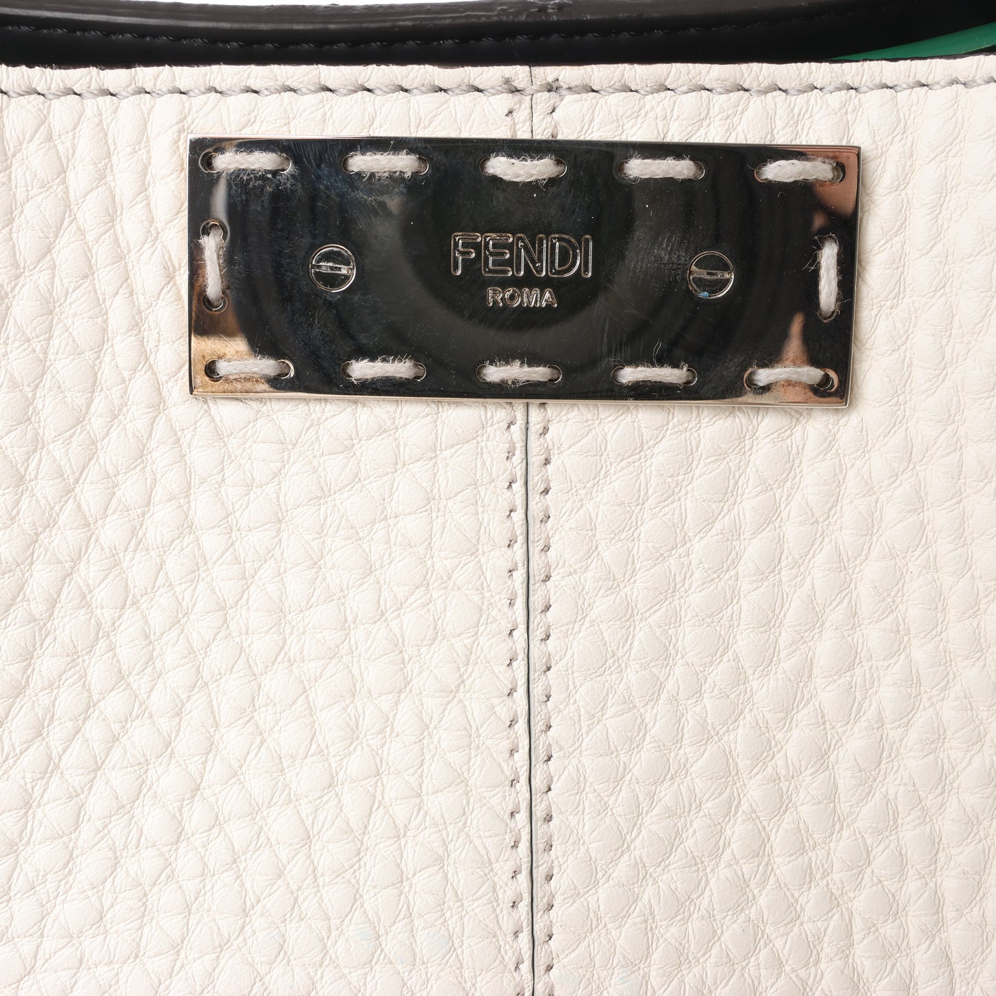 Fendi Peek-a-boo X-light Lederhandtasche in Weiß 7VA448