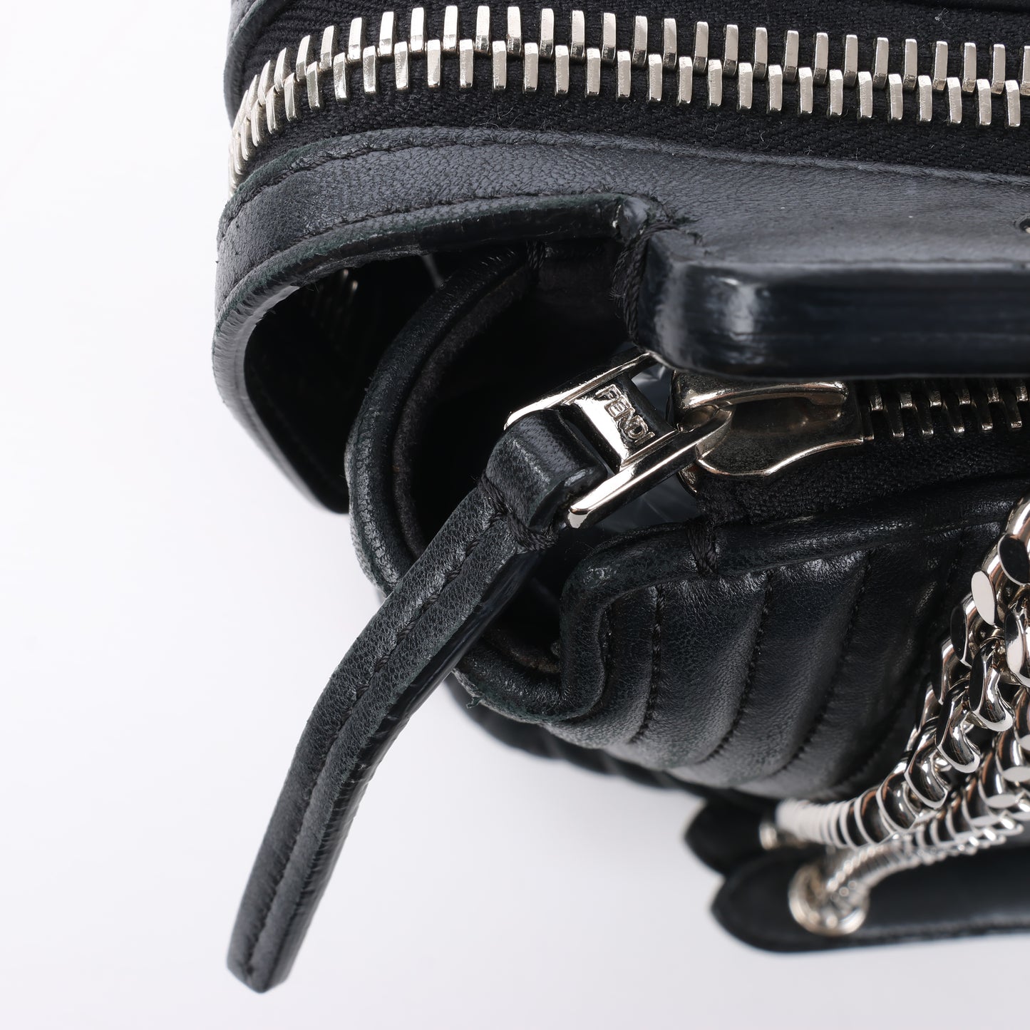 Fendi – Dotcom – Halb-Schultertasche aus schwarzem Leder mit Kettenriemen