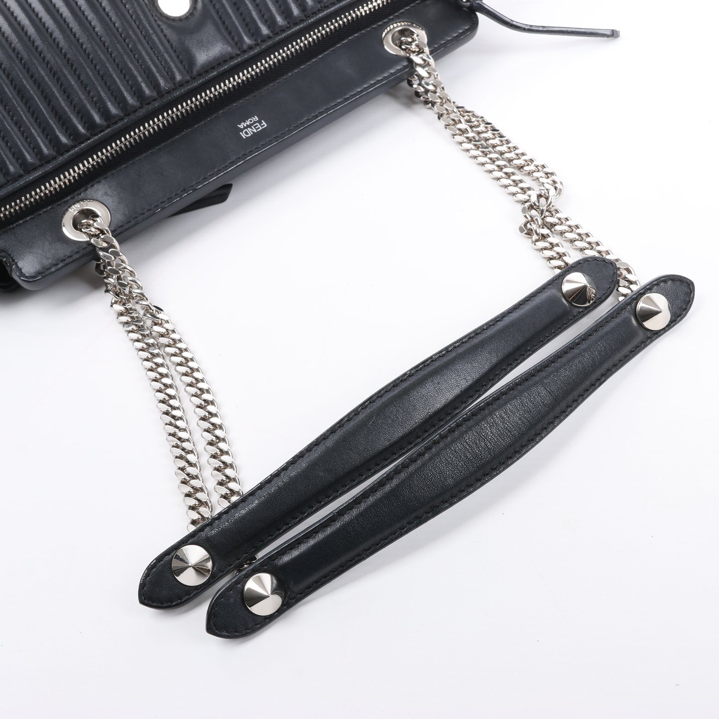 Fendi – Dotcom – Halb-Schultertasche aus schwarzem Leder mit Kettenriemen
