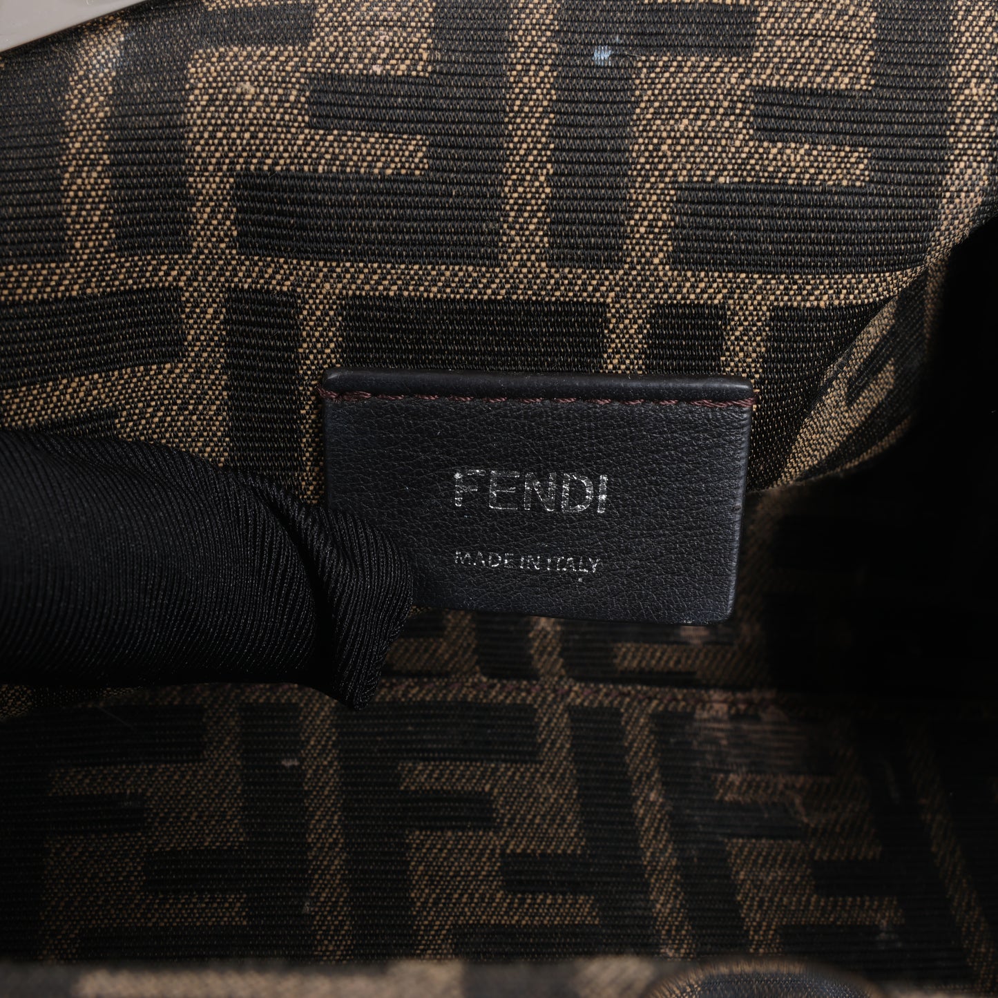 FENDI First Leather x Wildleder-Umhängetasche in Beige 8BP129