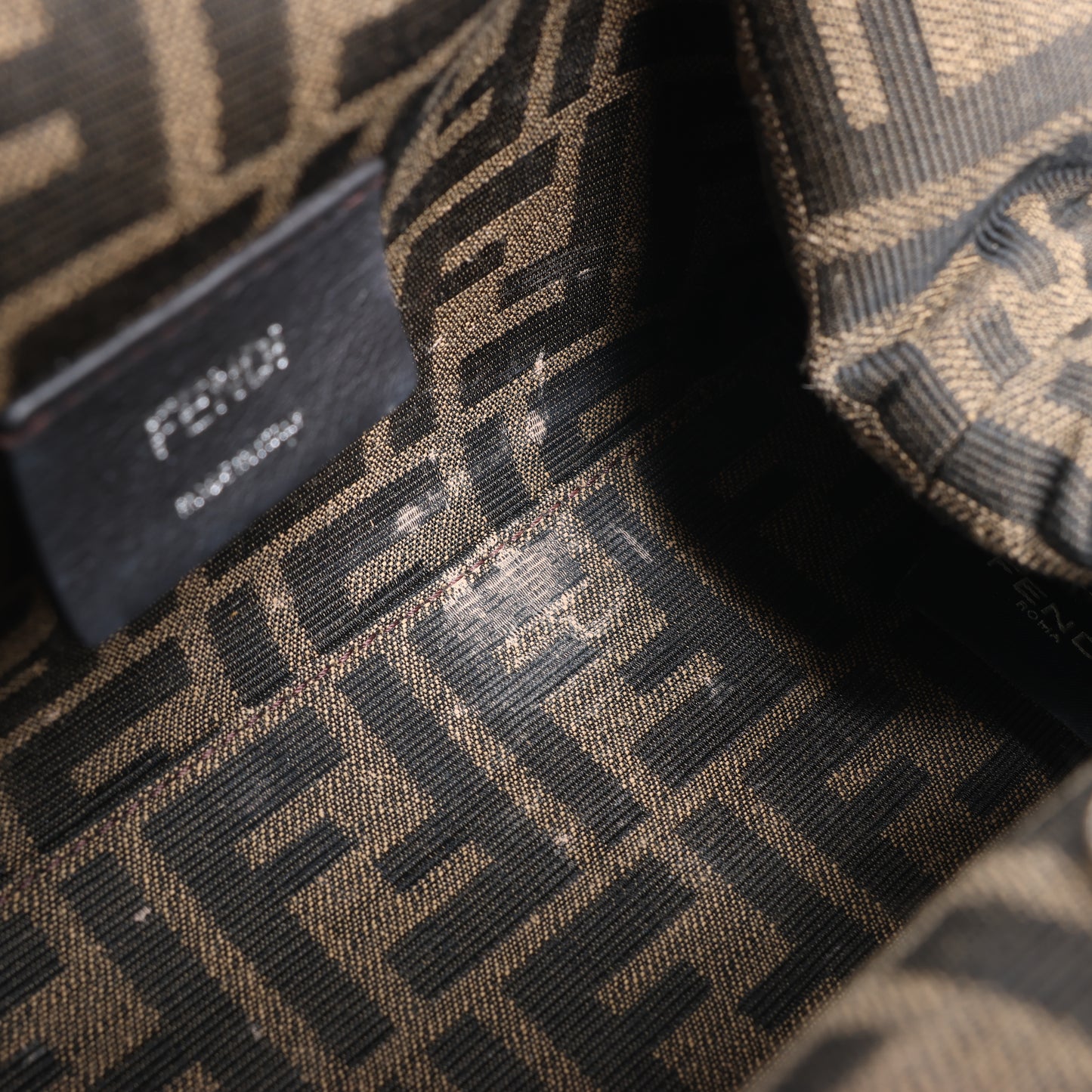 FENDI First Leather x Wildleder-Umhängetasche in Beige 8BP129