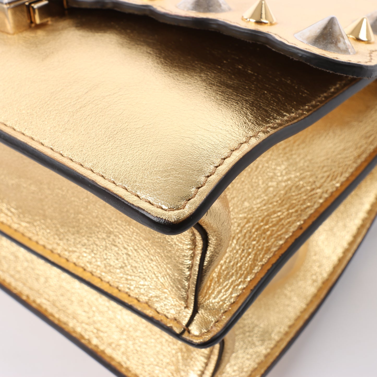 FENDI Mini Kan I Schultertasche aus Leder mit Kette in Gold, 8M0381