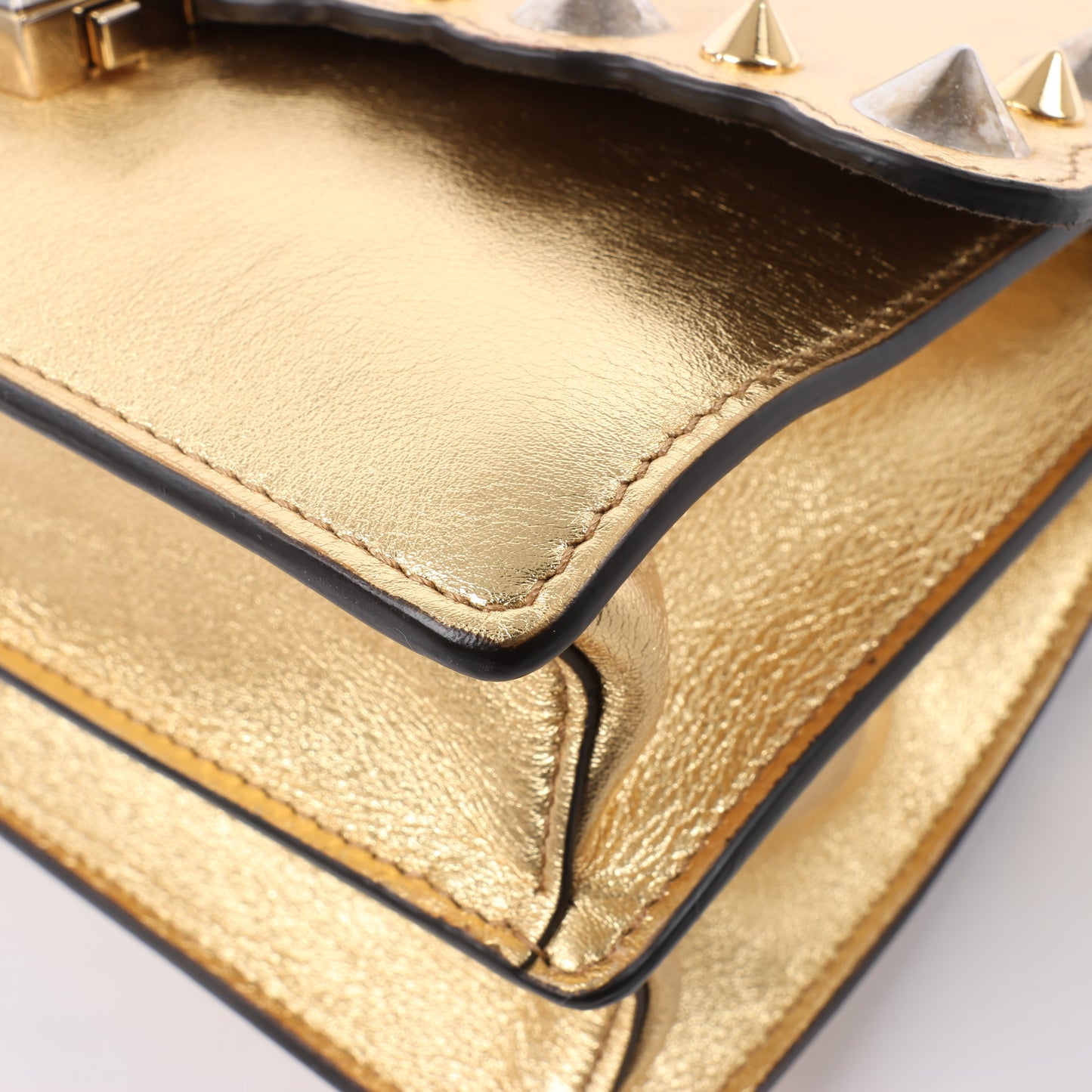 FENDI Mini Kan I Schultertasche aus Leder mit Kette in Gold, 8M0381