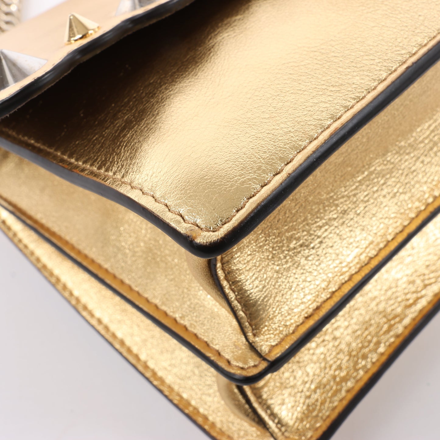 FENDI Mini Kan I Schultertasche aus Leder mit Kette in Gold, 8M0381