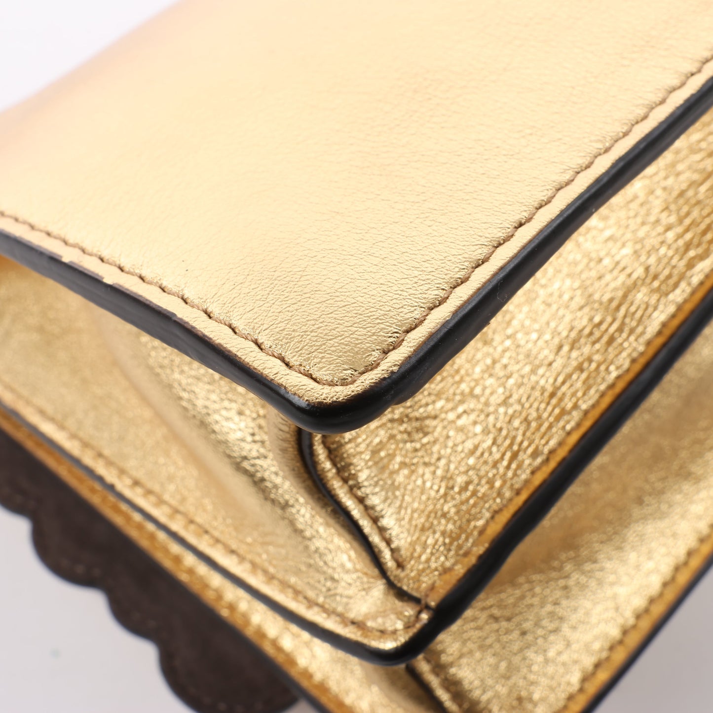 FENDI Mini Kan I Schultertasche aus Leder mit Kette in Gold, 8M0381