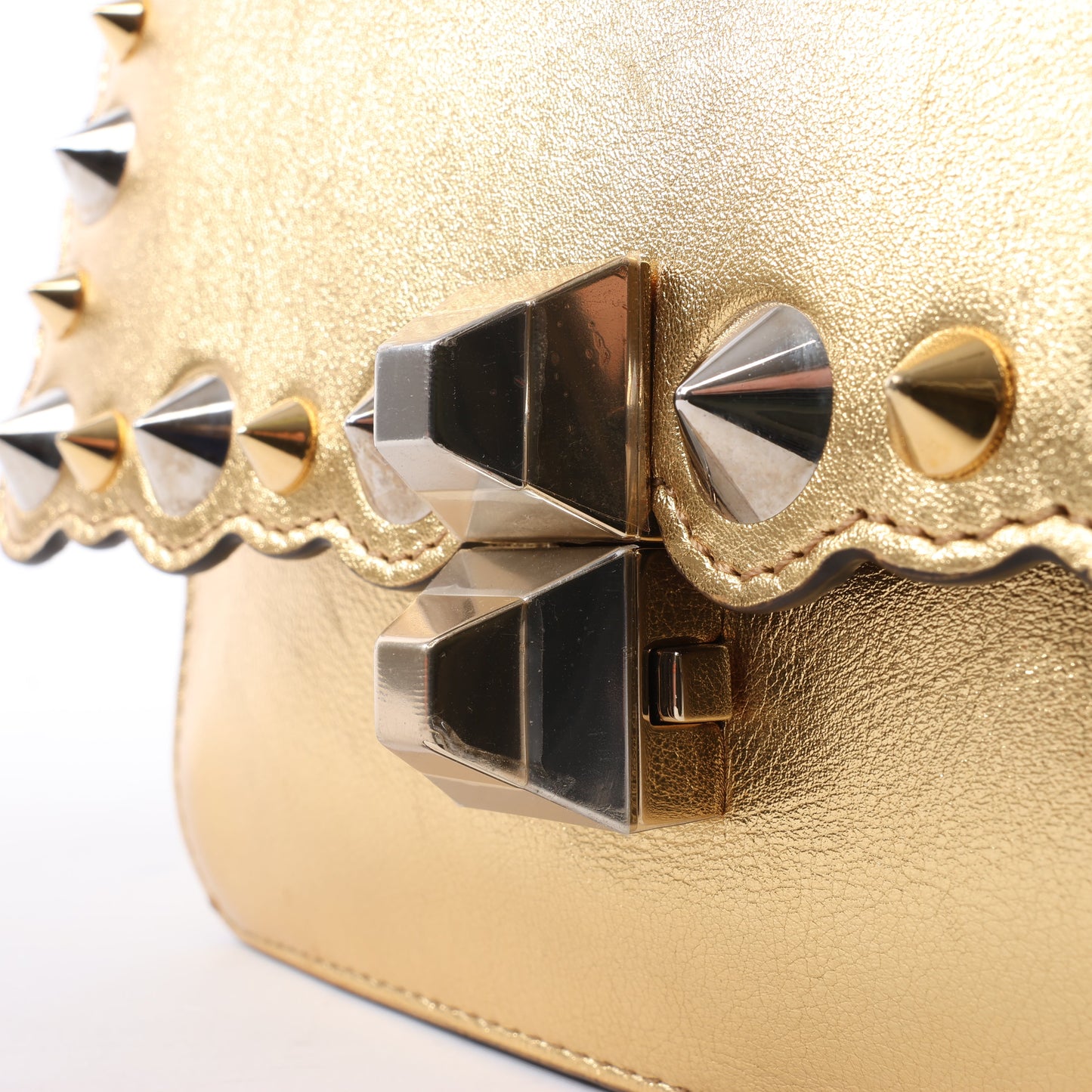 FENDI Mini Kan I Schultertasche aus Leder mit Kette in Gold, 8M0381