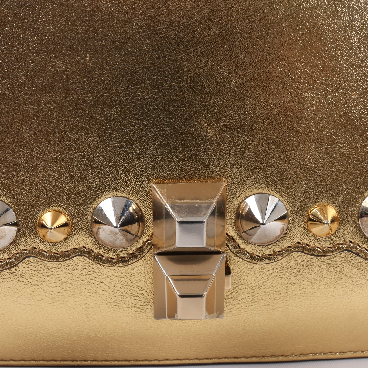 FENDI Mini Kan I Schultertasche aus Leder mit Kette in Gold, 8M0381