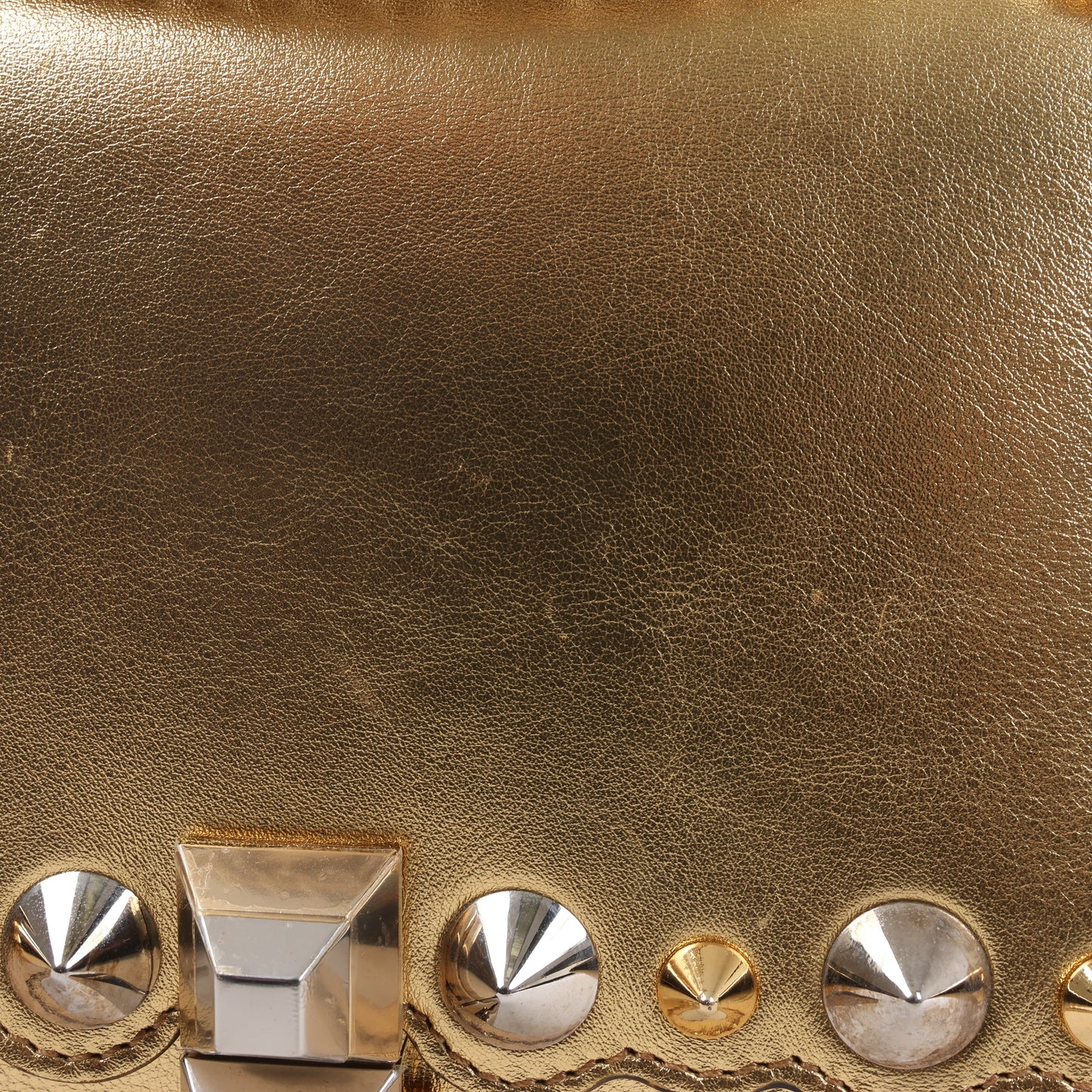 FENDI Mini Kan I Schultertasche aus Leder mit Kette in Gold, 8M0381
