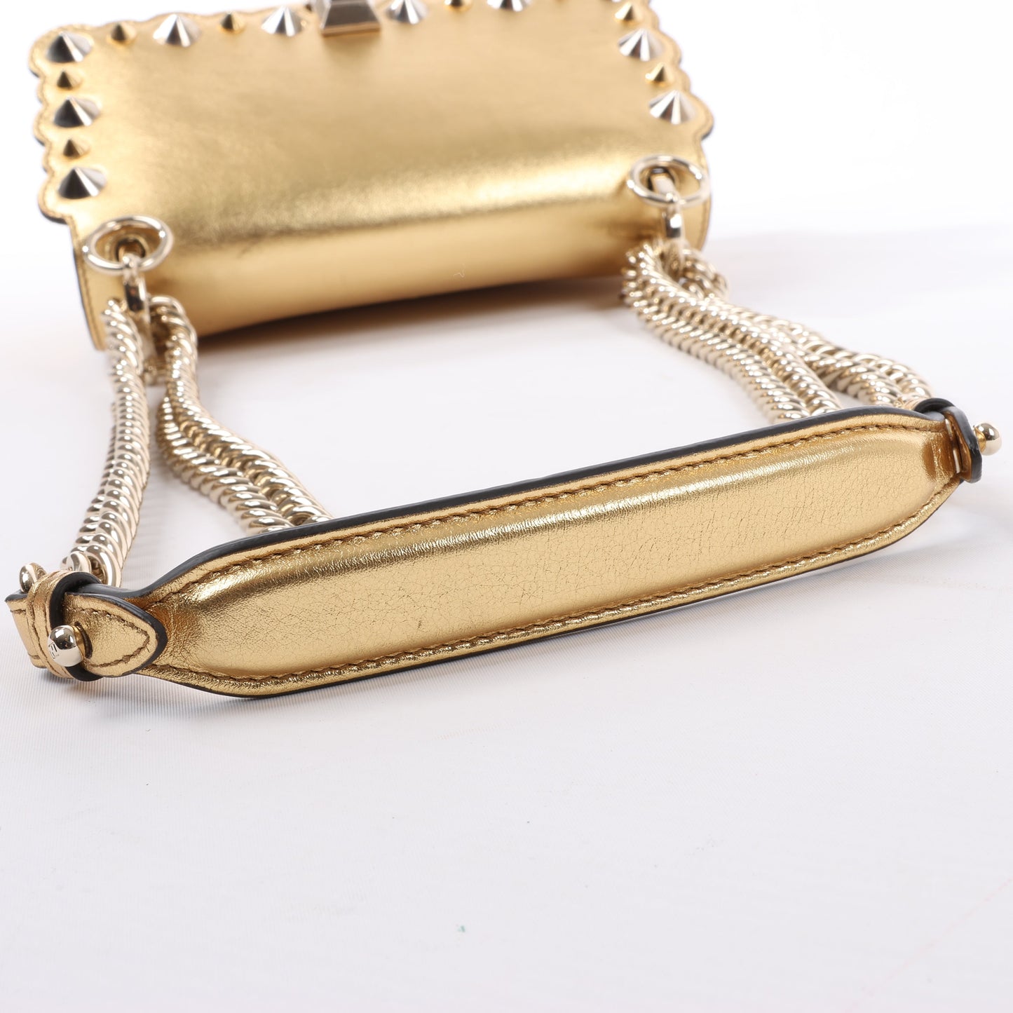 FENDI Mini Kan I Schultertasche aus Leder mit Kette in Gold, 8M0381