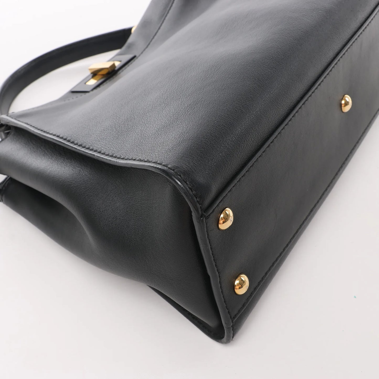 Fendi Peekaboo Regular 2-Wege-Handtasche aus Leder in Schwarz 8BN290