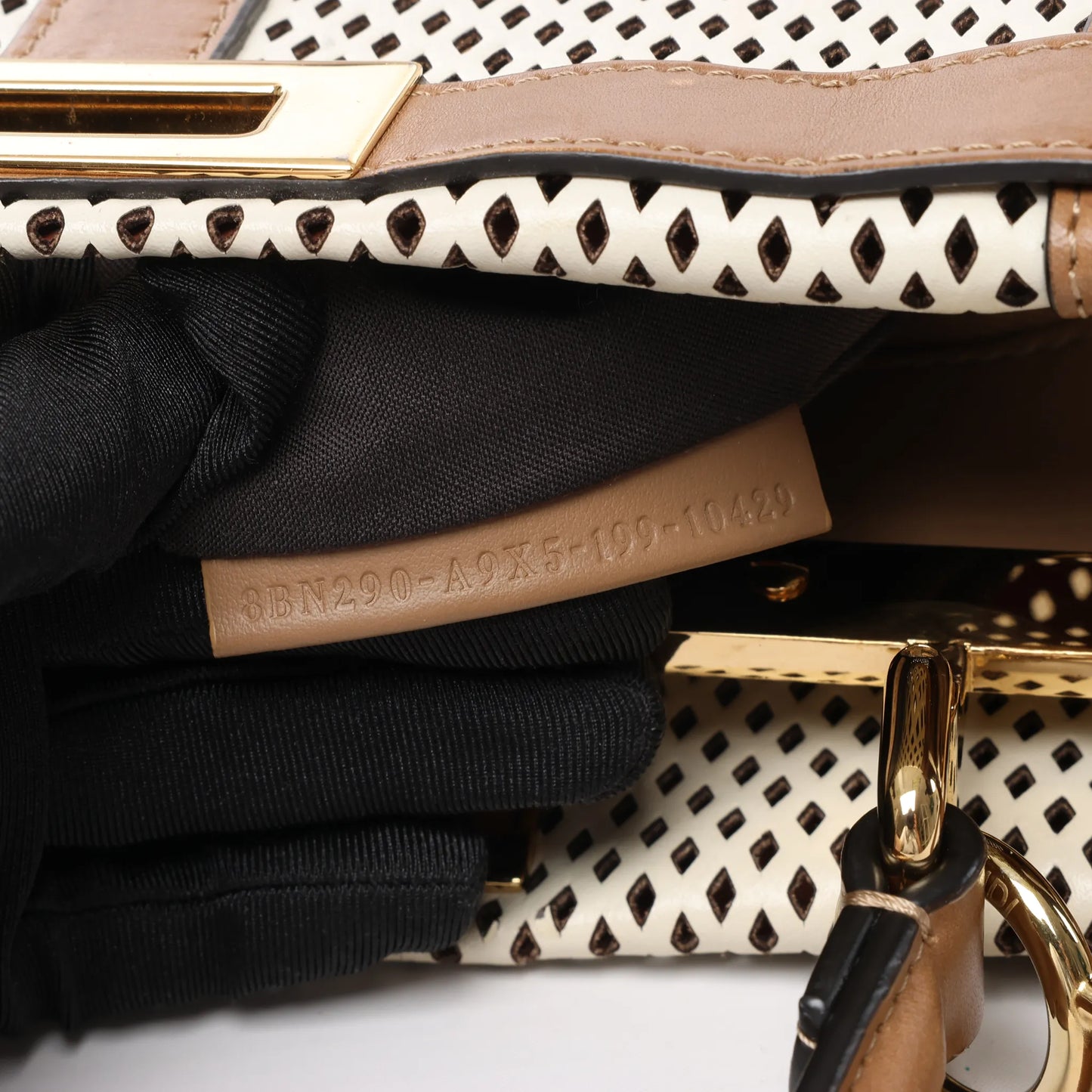 Fendi Peekaboo Regular 2-Wege-Handtasche aus perforiertem Leder in Braun x Beige 8BN290
