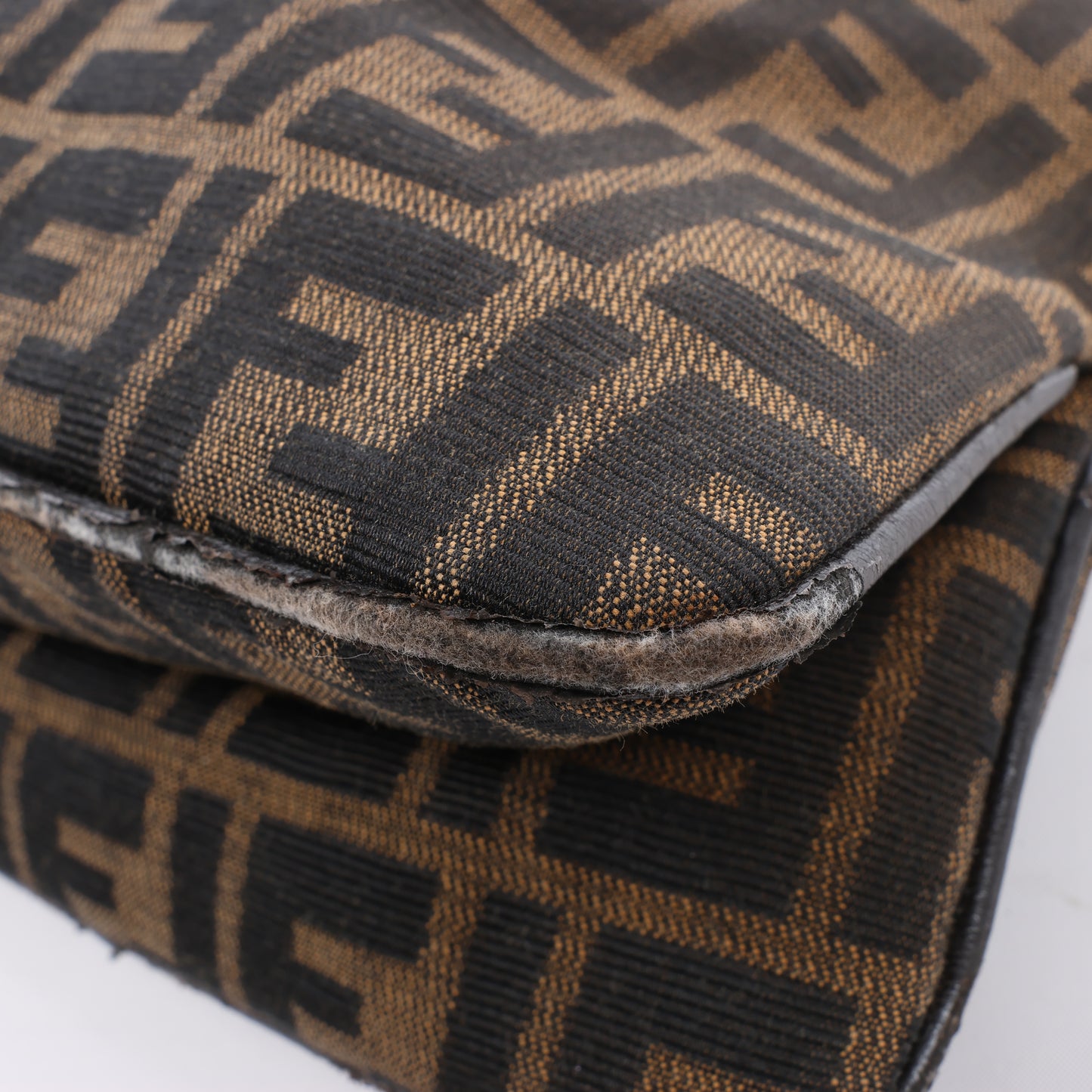 FENDI Baguette Zucchino Schultertasche aus Canvas und Leder in Braun 26796