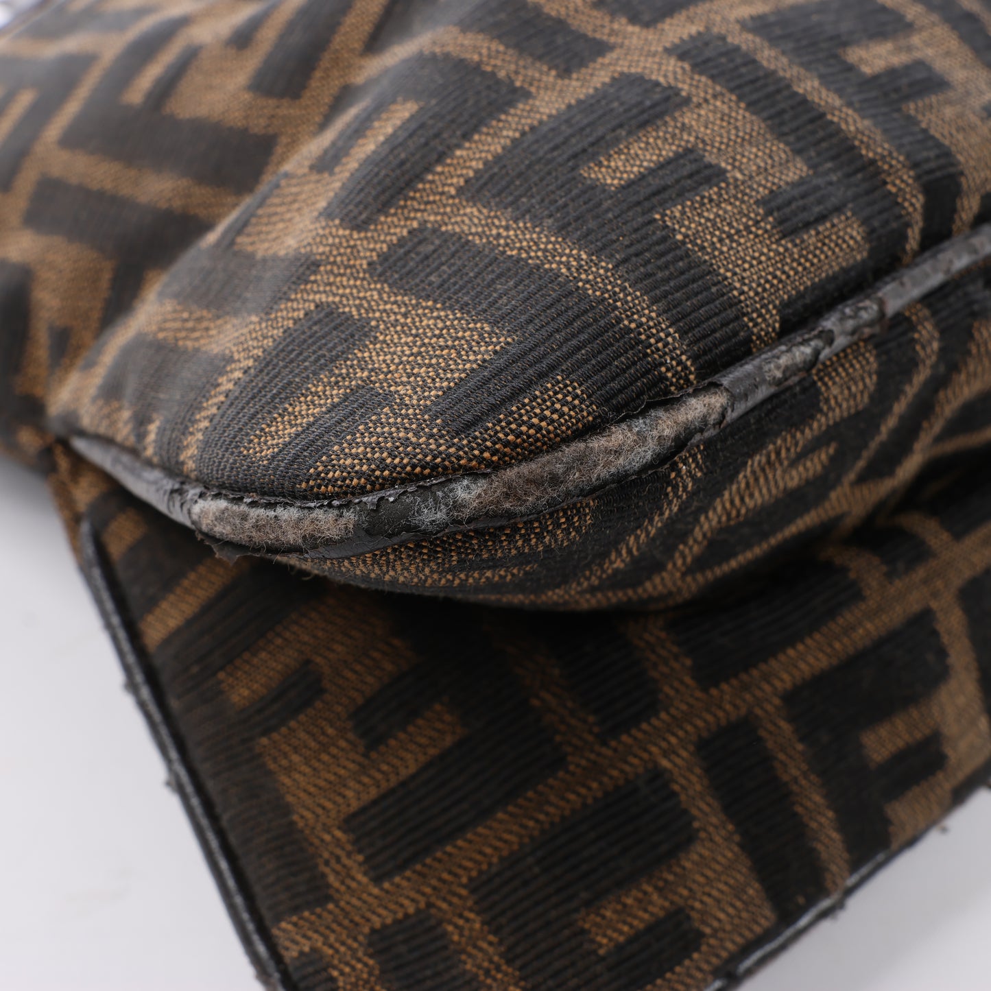 FENDI Baguette Zucchino Schultertasche aus Canvas und Leder in Braun 26796