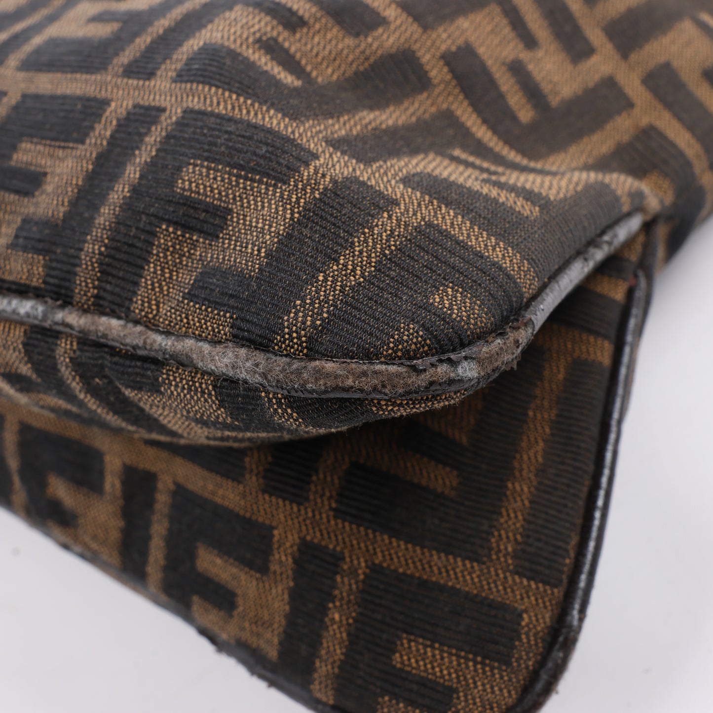 FENDI Baguette Zucchino Schultertasche aus Canvas und Leder in Braun 26796