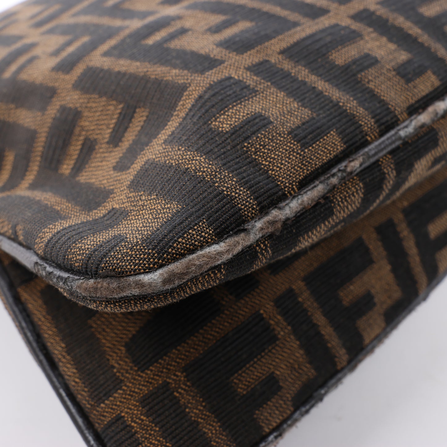 FENDI Baguette Zucchino Schultertasche aus Canvas und Leder in Braun 26796