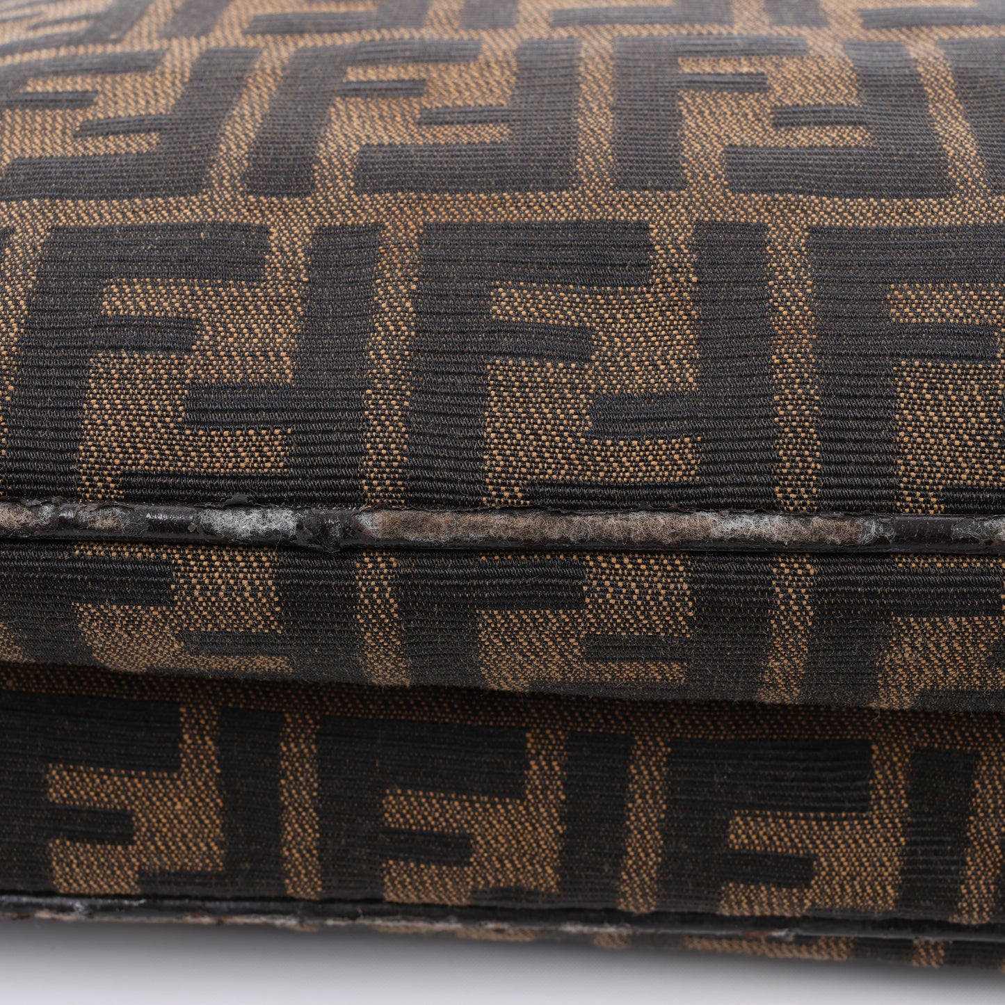 FENDI Baguette Zucchino Schultertasche aus Canvas und Leder in Braun 26796