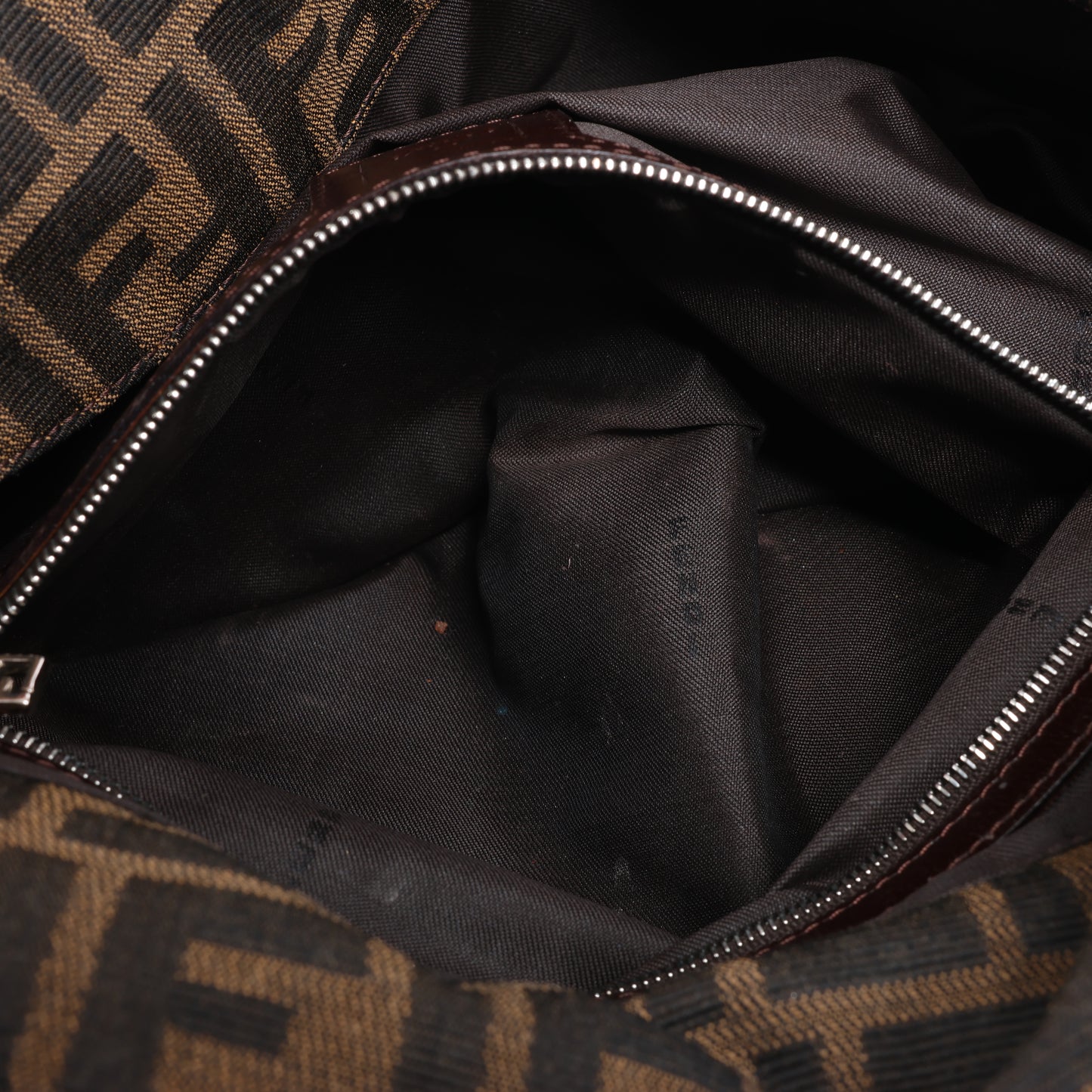 FENDI Baguette Zucchino Schultertasche aus Canvas und Leder in Braun 26796