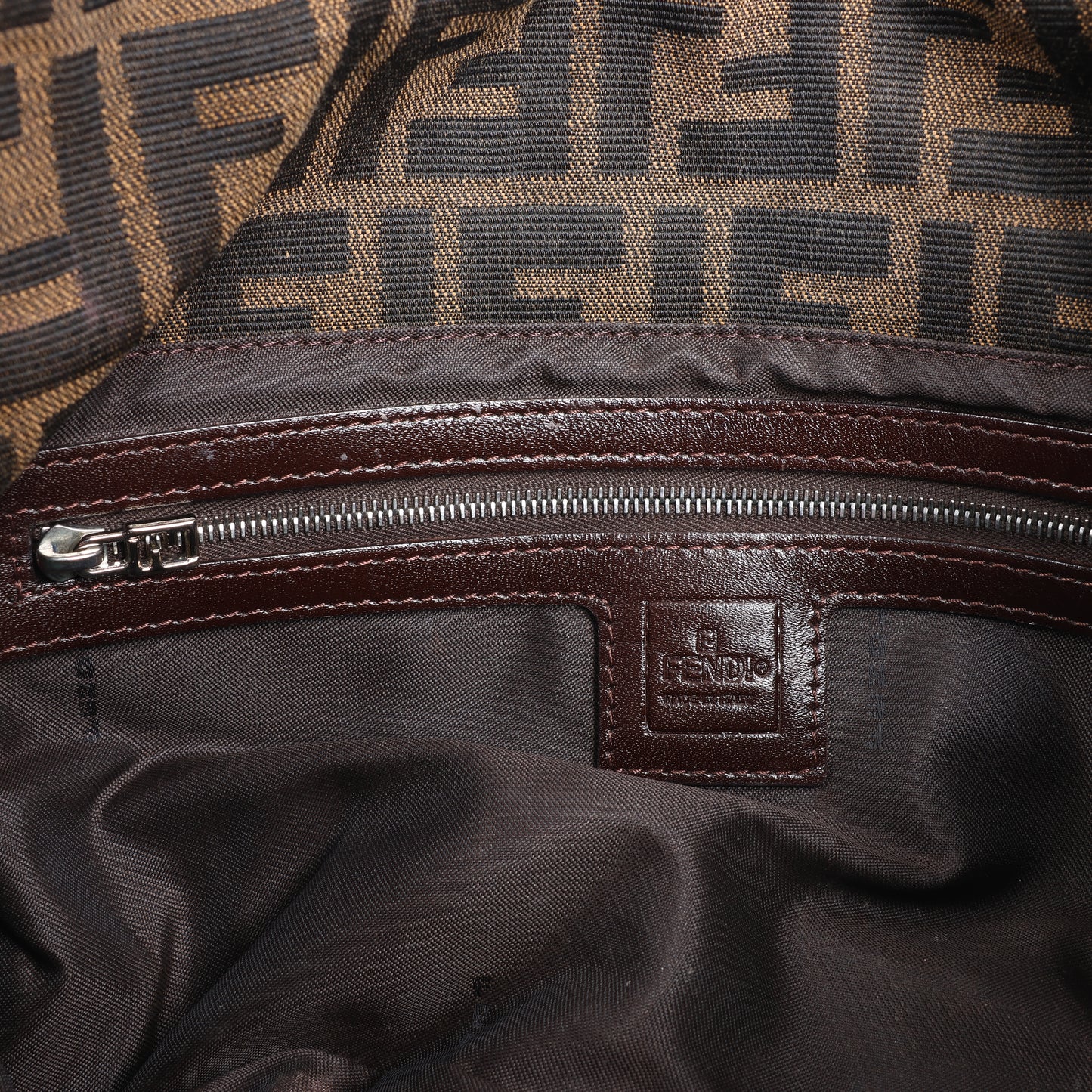 FENDI Baguette Zucchino Schultertasche aus Canvas und Leder in Braun 26796