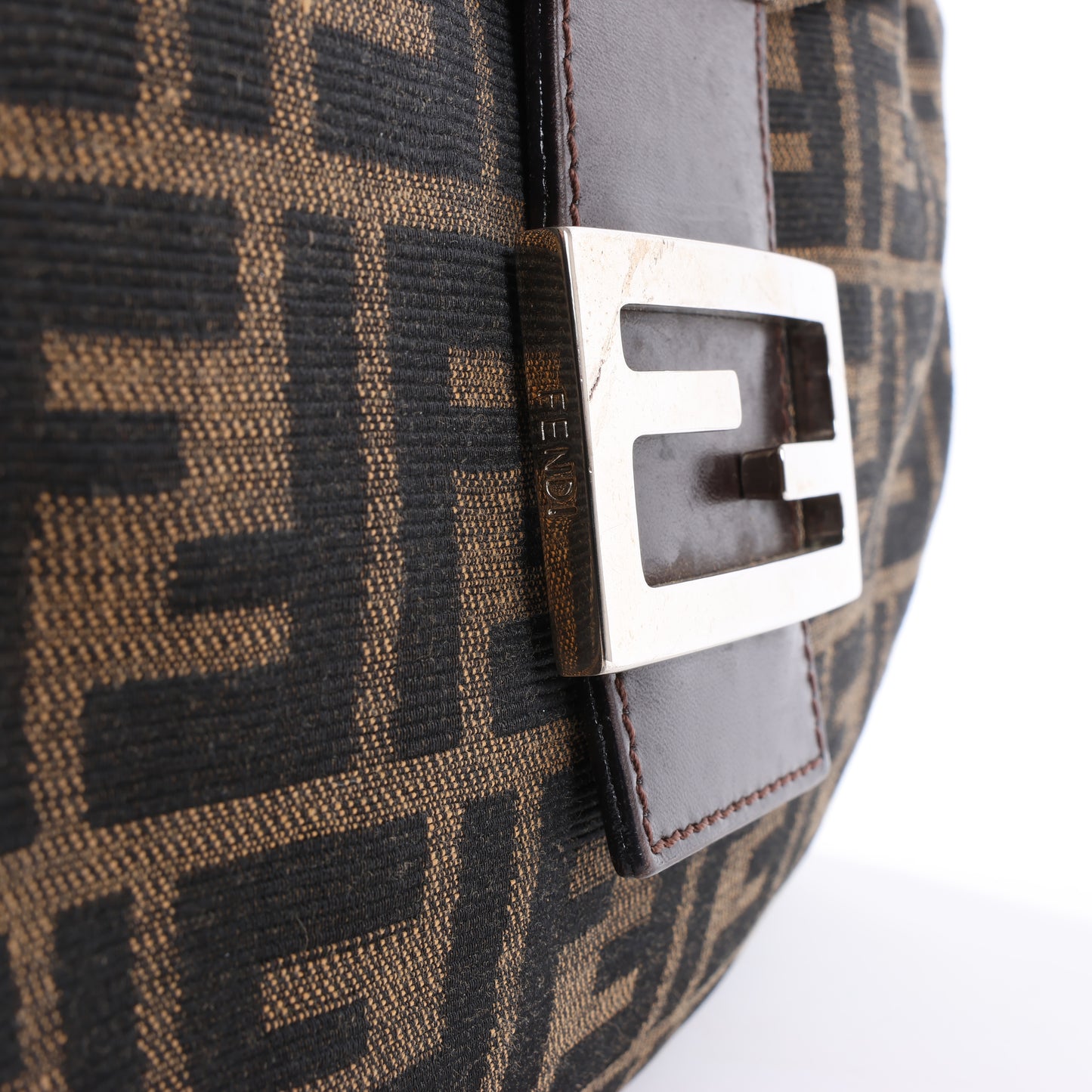 FENDI Baguette Zucchino Schultertasche aus Canvas und Leder in Braun 26796