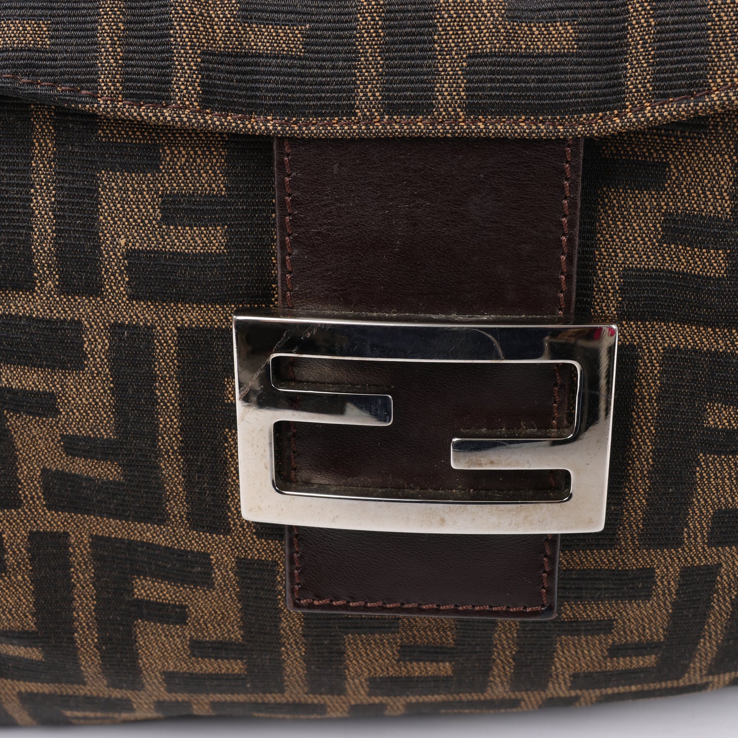 FENDI Baguette Zucchino Schultertasche aus Canvas und Leder in Braun 26796