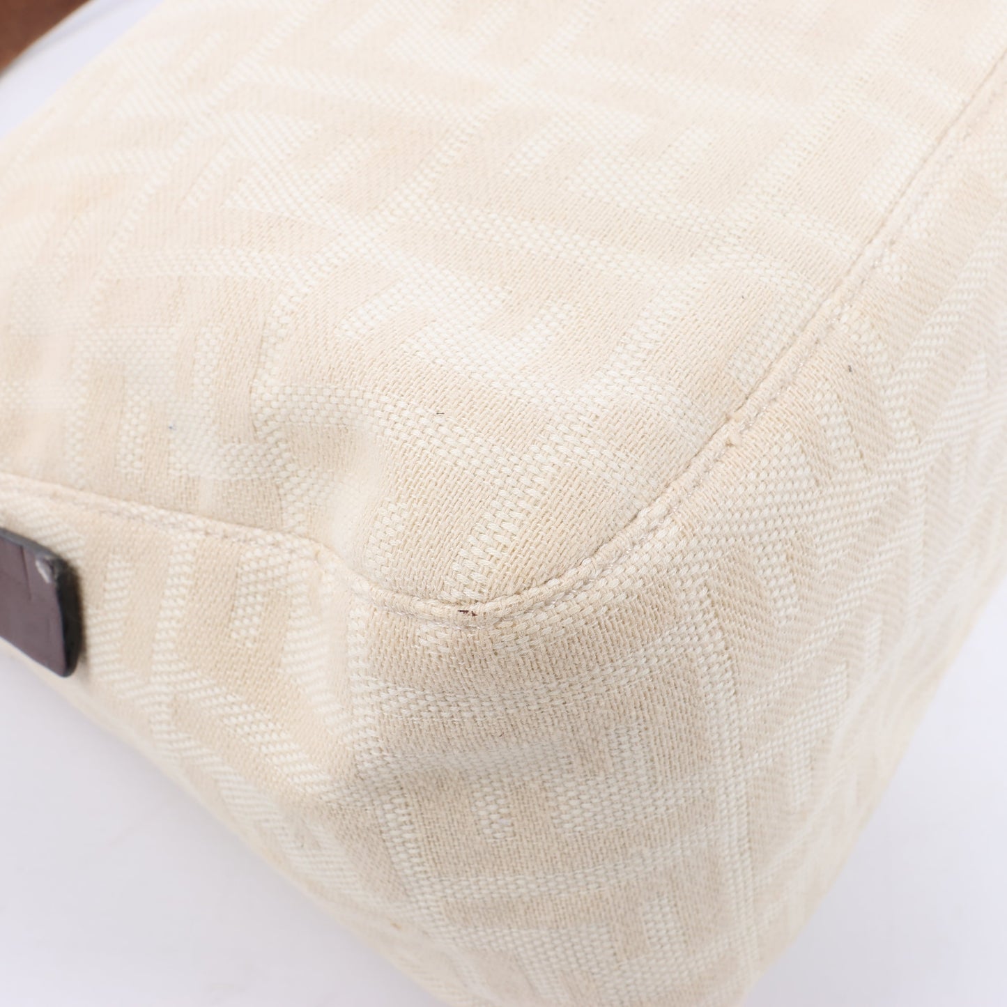 FENDI Mamma Baguette Zucchino Schultertasche aus Canvas und Leder in Beige 26325