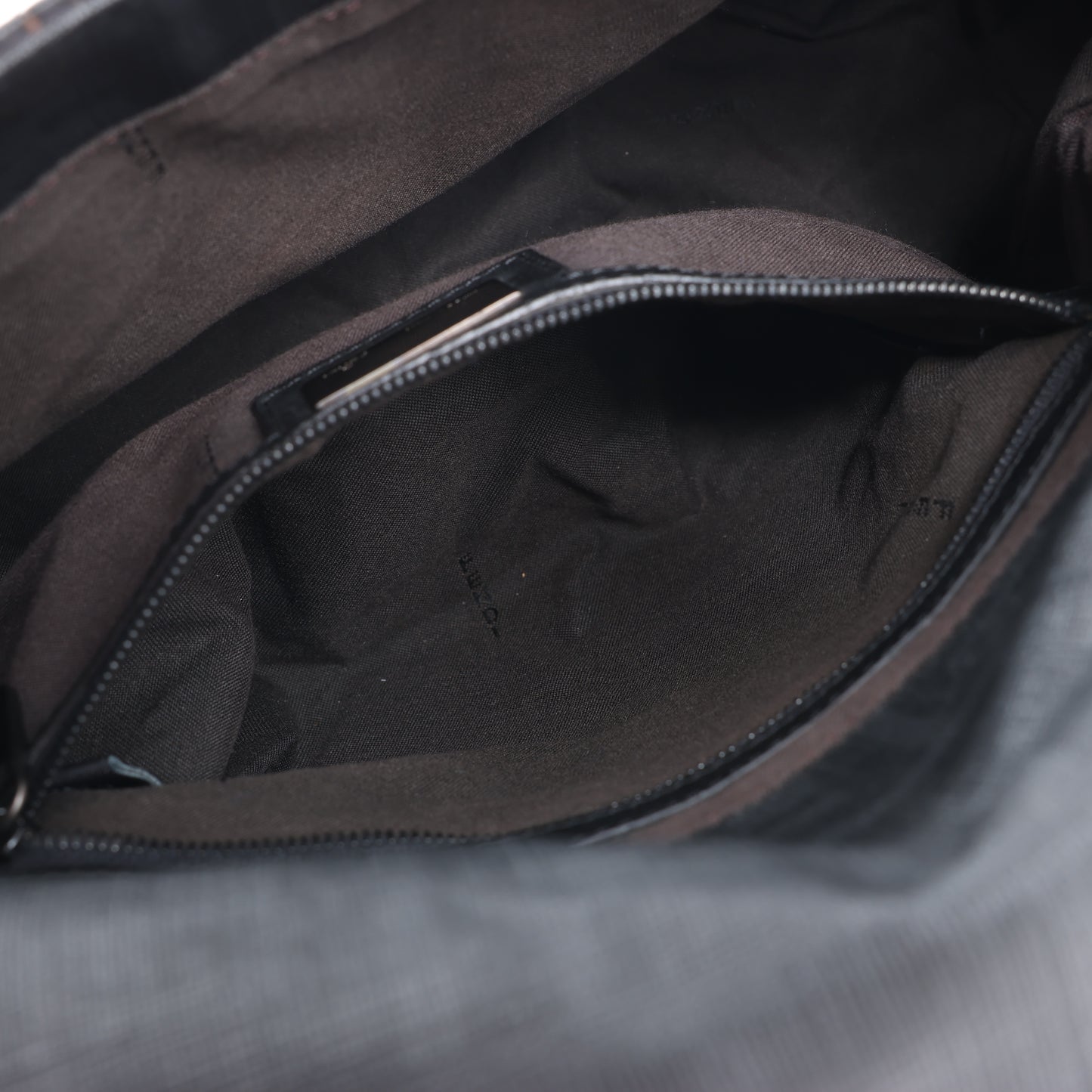 FENDI Zucchino Mamma Baguette Leder Umhängetasche in Schwarz 8BR001