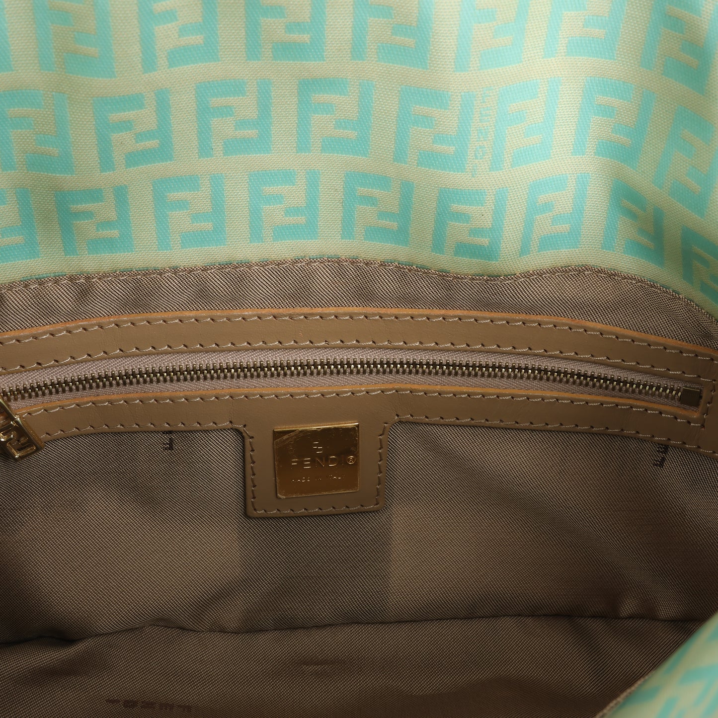 FENDI Baguette Zucchino Coating Canvas Schultertasche in Grün
