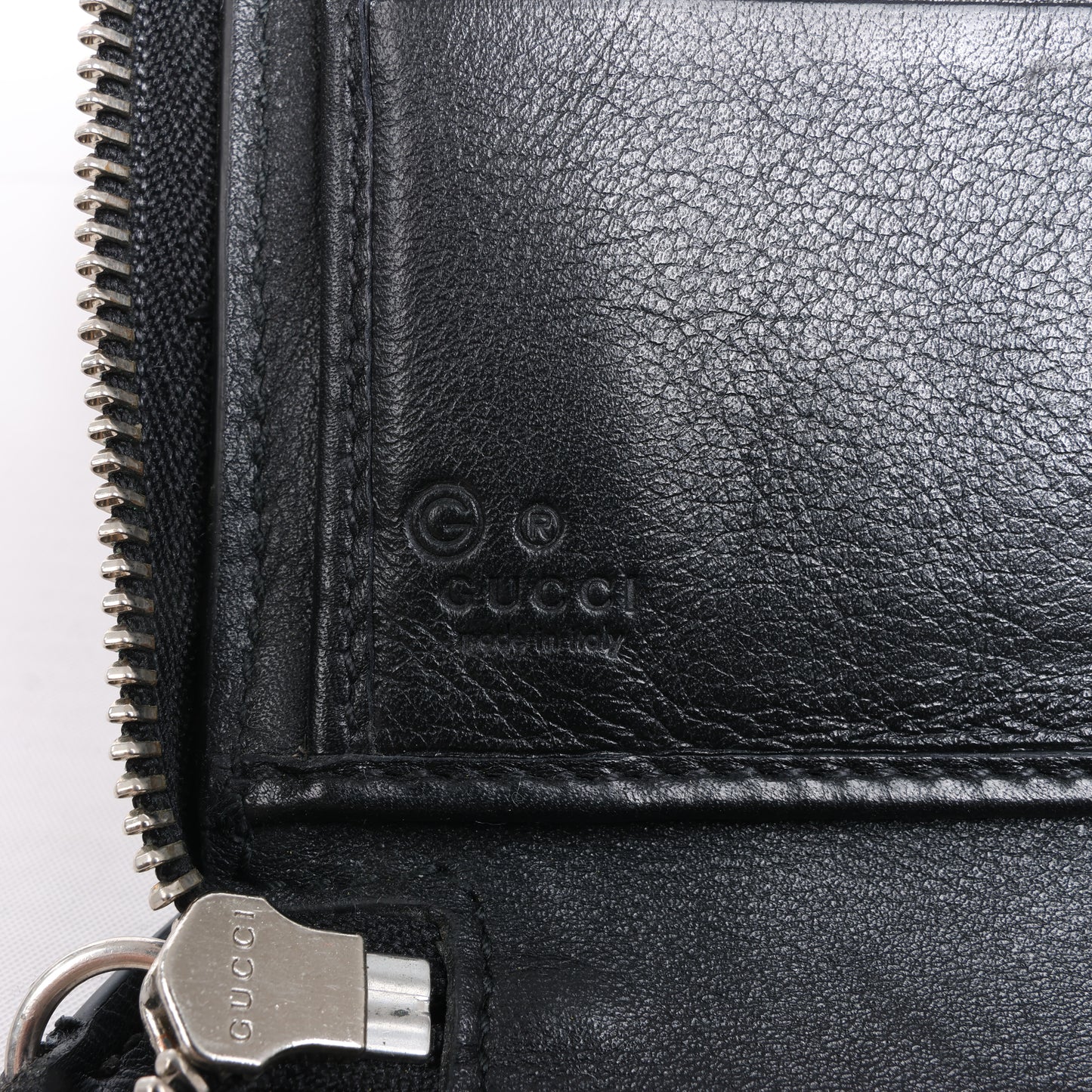 Gucci Microguccissima – Große Organizer-Geldbörse mit Rundum-Reißverschluss in Schwarz