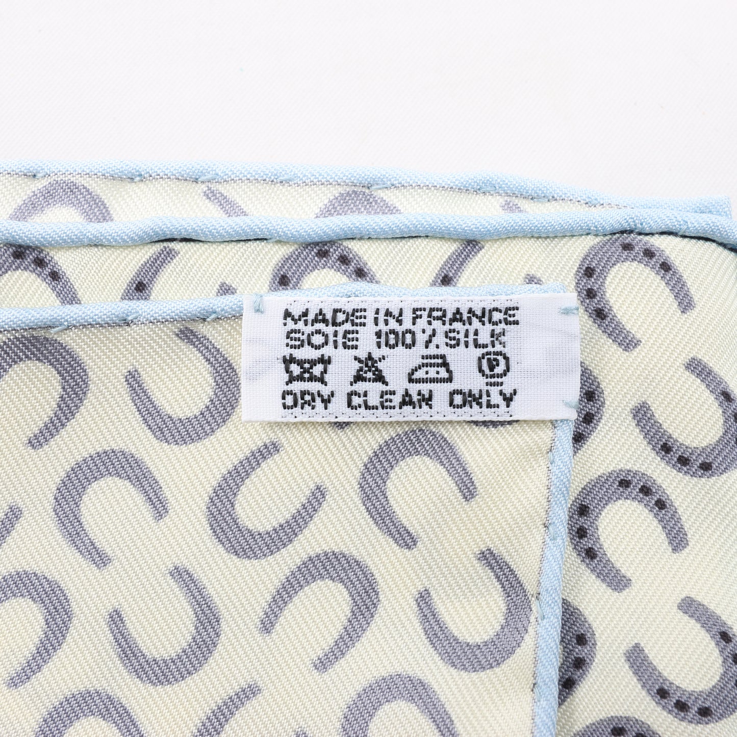 Hermès Carré 90 „À Cheval Sur Mon Carré“ Schal aus 100 % Seide in Blau