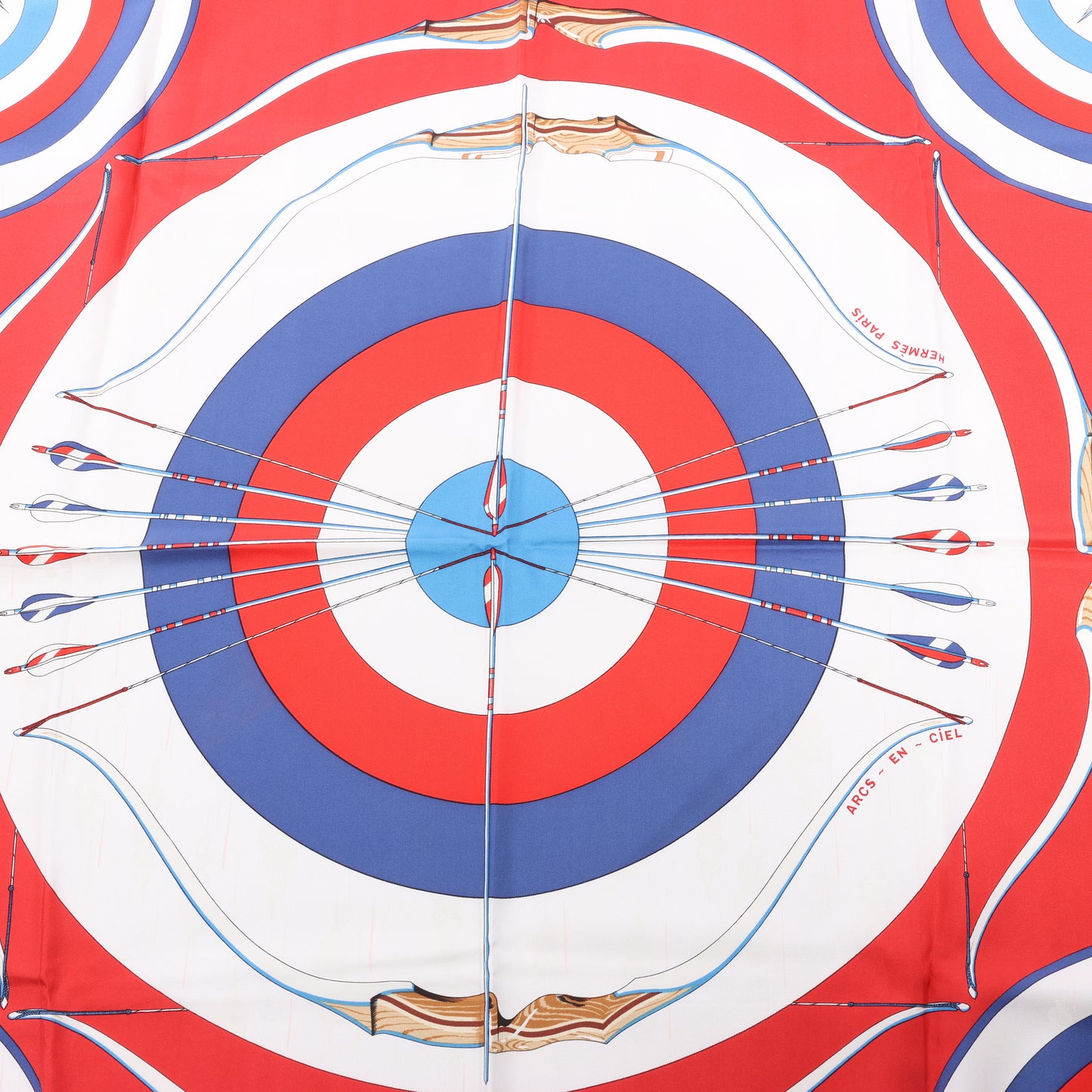Hermès Carré 90 „ARCS EN CIEL“ 100 % Seidenschal in Rot x Blau