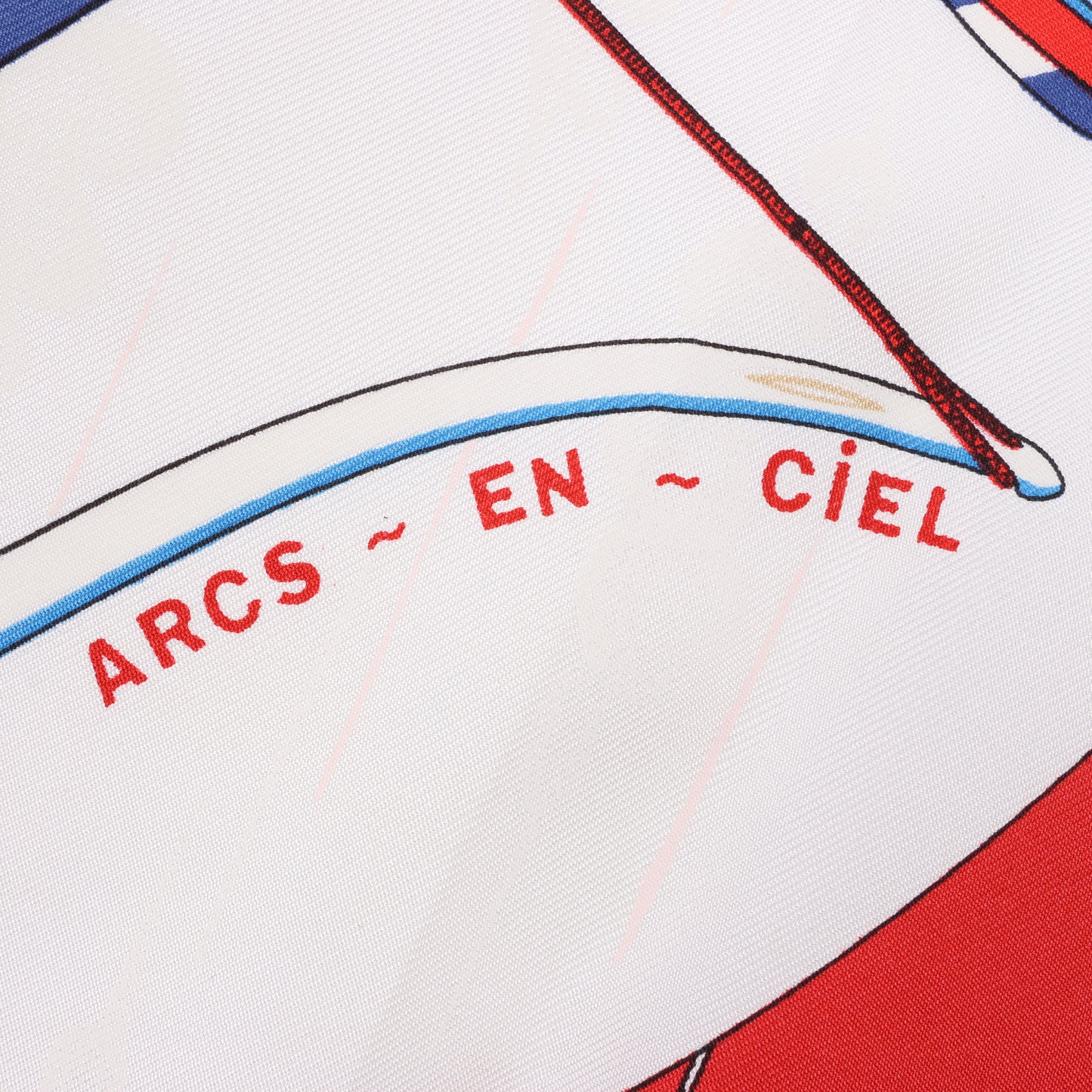 Hermès Carré 90 „ARCS EN CIEL“ 100 % Seidenschal in Rot x Blau