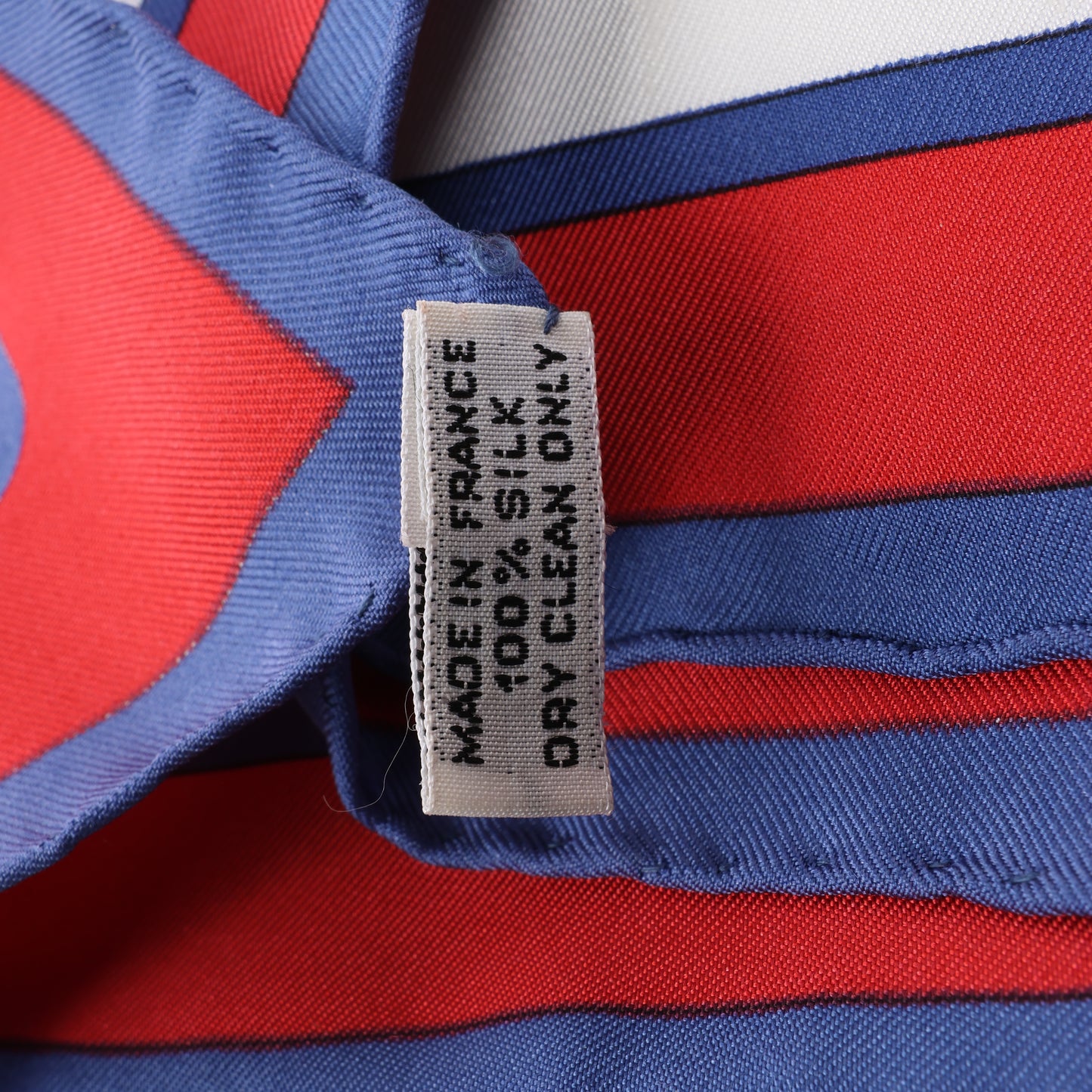 Hermès Carré 90 „ARCS EN CIEL“ 100 % Seidenschal in Rot x Blau