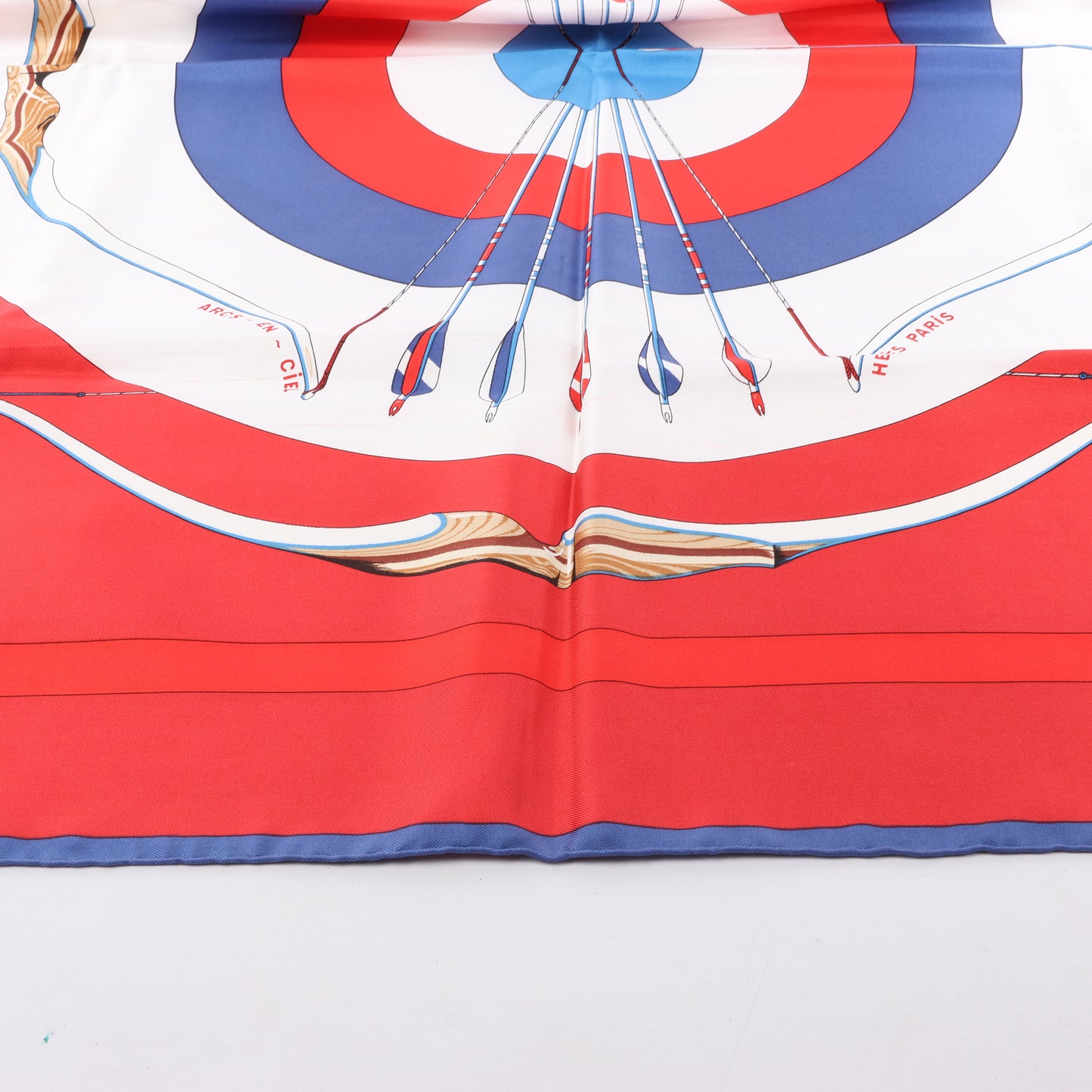 Hermès Carré 90 „ARCS EN CIEL“ 100 % Seidenschal in Rot x Blau