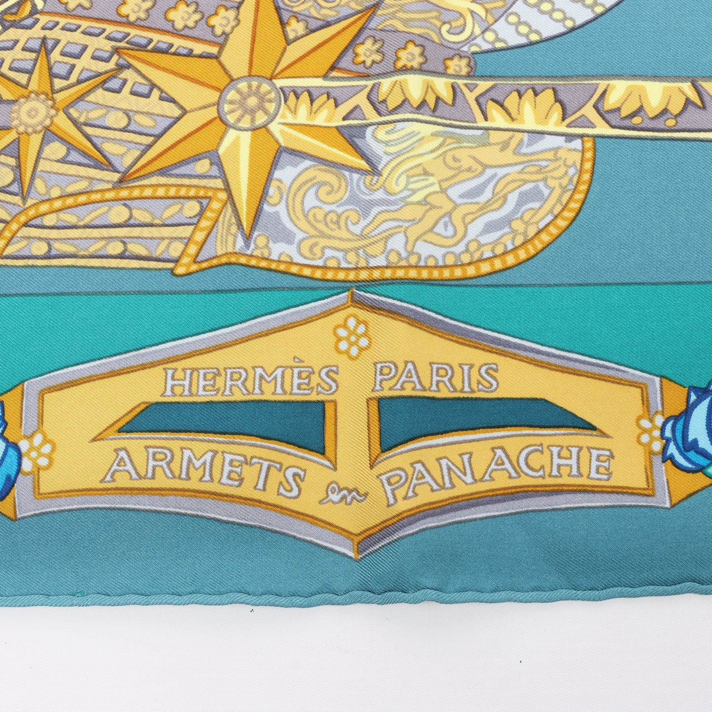 Hermès Carré 90 „ARMETS en PANACHE“ Seidentaschentuch in Grün