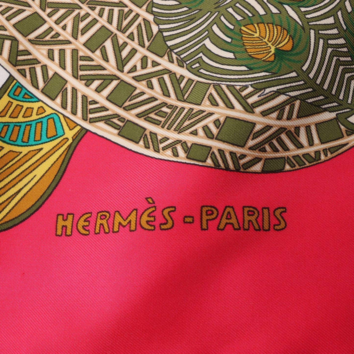 Hermès Carré 90 „ART des STEPPES“ Schal aus 100 % Seide in Rosa