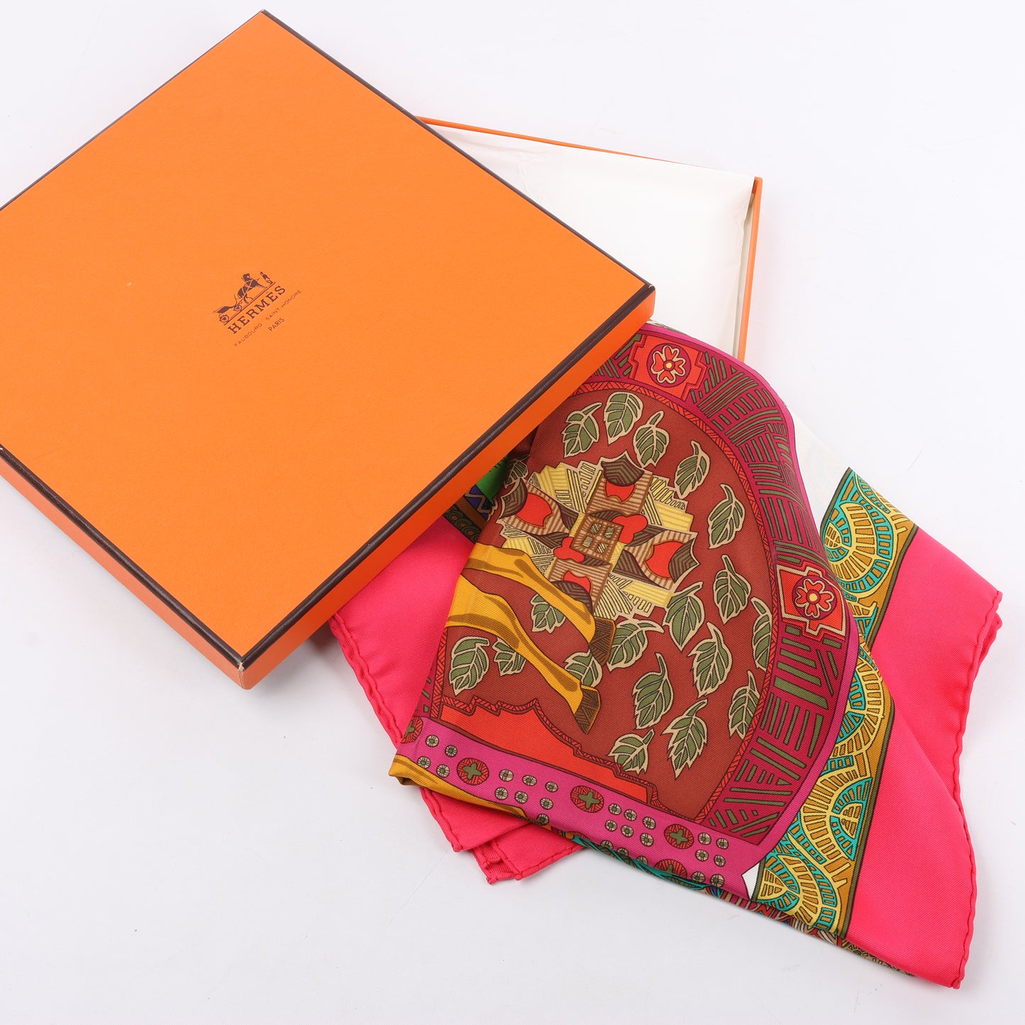 Hermès Carré 90 „ART des STEPPES“ Schal aus 100 % Seide in Rosa