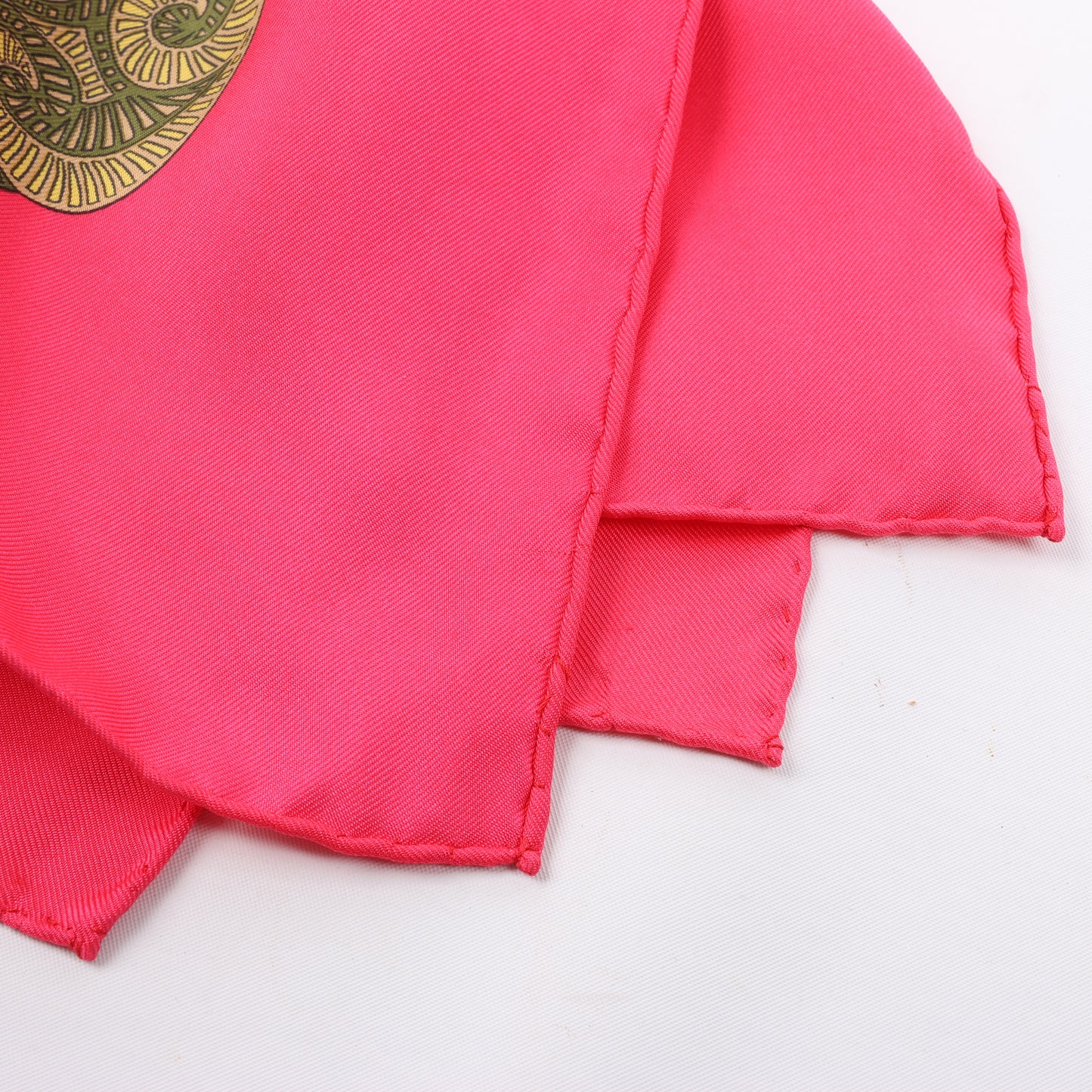Hermès Carré 90 „ART des STEPPES“ Schal aus 100 % Seide in Rosa