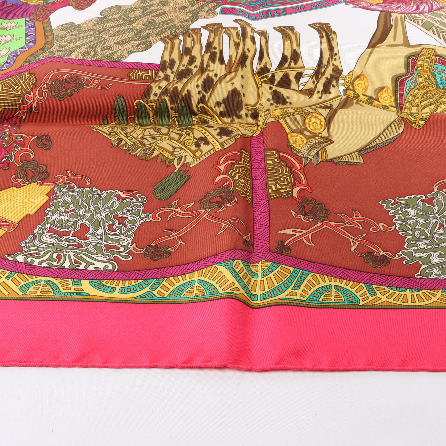 Hermès Carré 90 „ART des STEPPES“ Schal aus 100 % Seide in Rosa