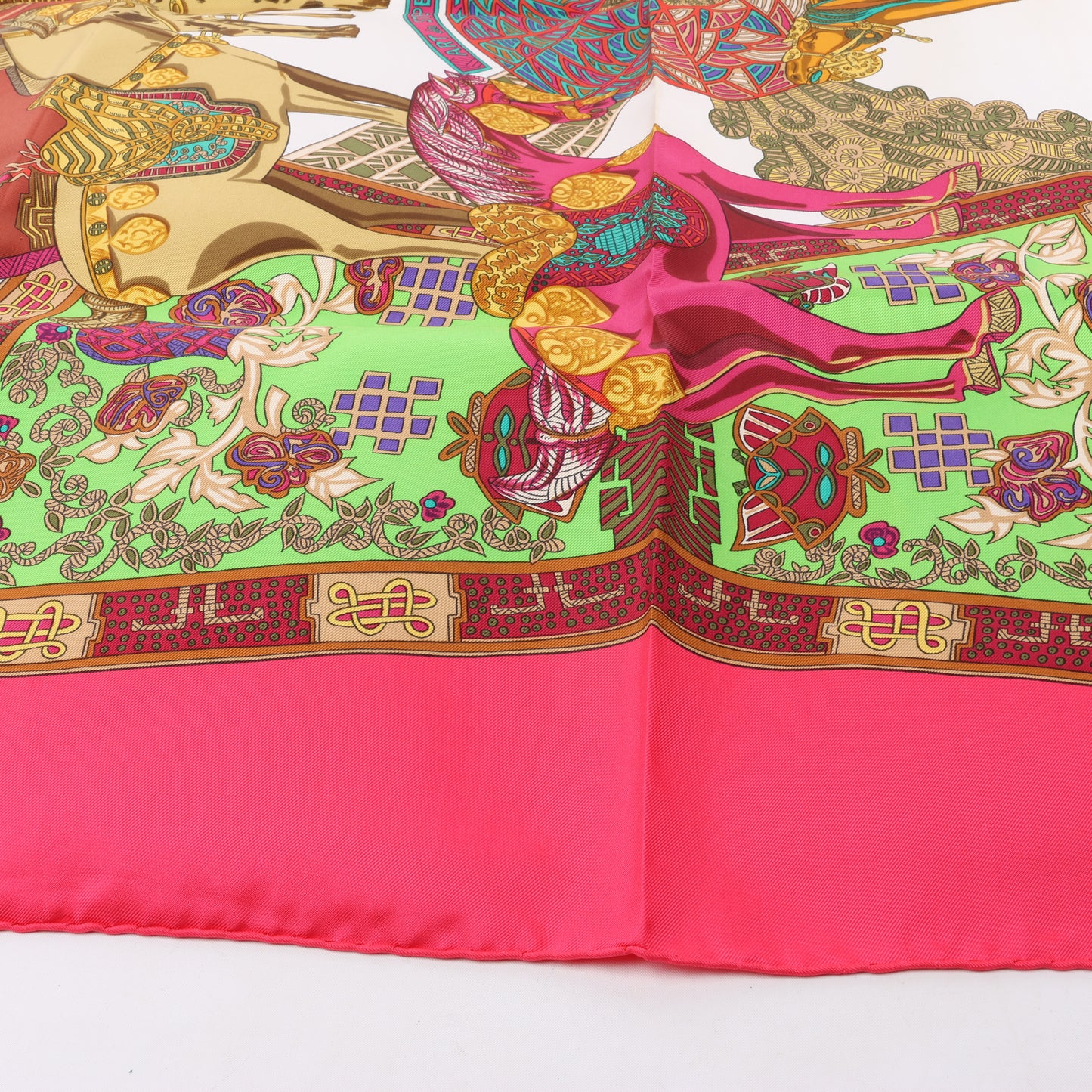 Hermès Carré 90 „ART des STEPPES“ Schal aus 100 % Seide in Rosa