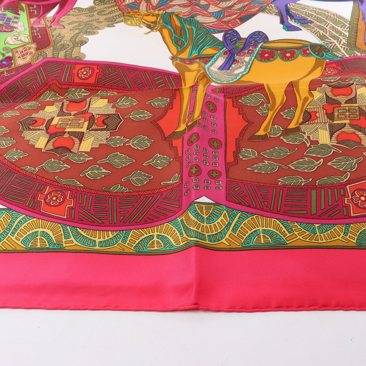 Hermès Carré 90 „ART des STEPPES“ Schal aus 100 % Seide in Rosa