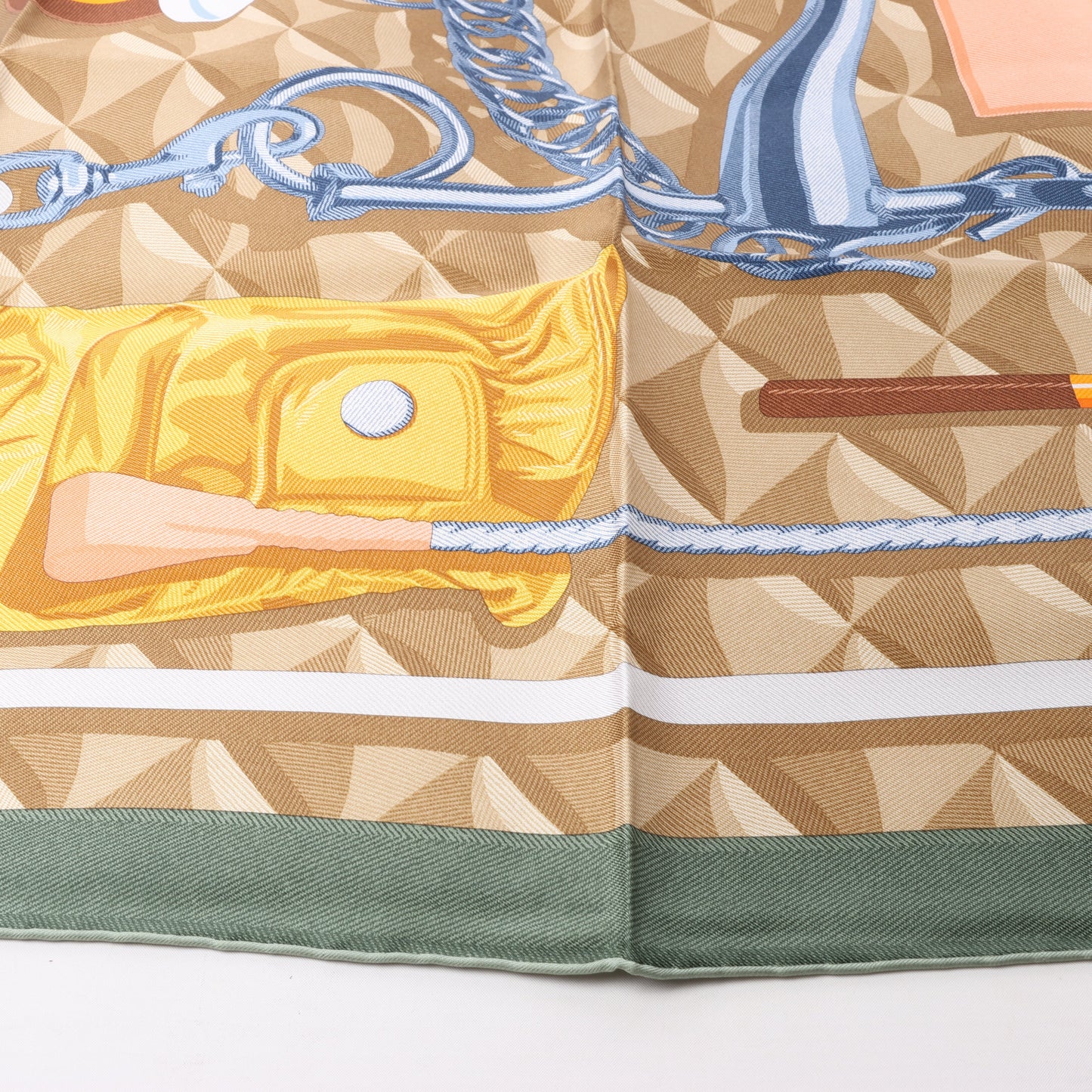 Hermès Carré 90 "BEAUTE COMPOSEE" Seidentaschentuch in Grün