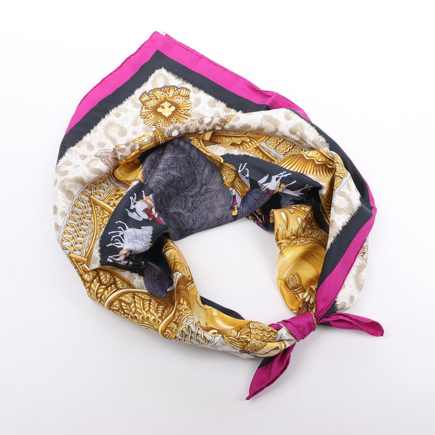 Hermès Carré 90 „CASQUES et PLUMETS“ Schal aus 100 % Seide in Lila